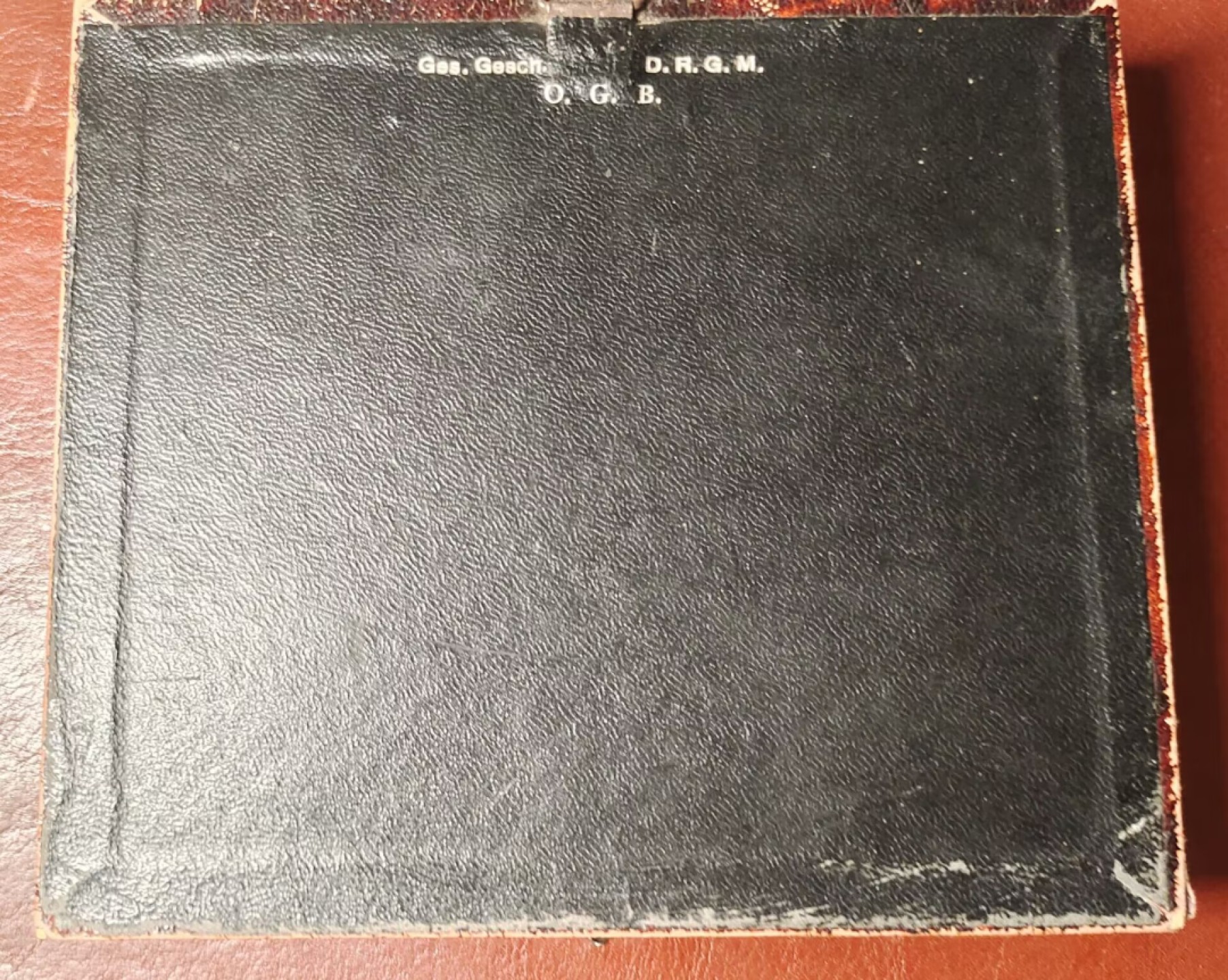 老威廉第二次麦稀奇拍卖 帝德勋章联排高级定制套，五联由二级铁十字、巴伐利亚剑冠MVK3、兴登堡十字、奥地利一战参战纪念、和匈牙利一战参战纪念组成。玻璃相框式礼盒背打DRGM帝国专利局标，带有挂钩可以悬挂展示。整体品相完好，内部嵌有帝德皇冠饰。非常罕见，不可多得的一套定制礼盒联排