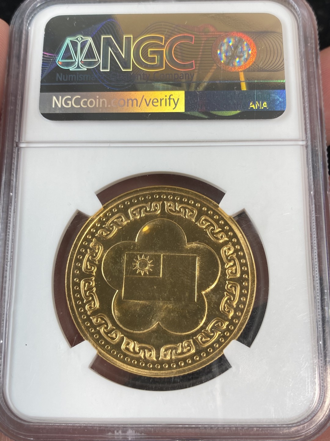 万国钱币拍卖第011期（视频直播专场） NGC MS62 台湾省1981年2000元一盎司金币，重31.15g，950金，台金热门品种，潜力大。