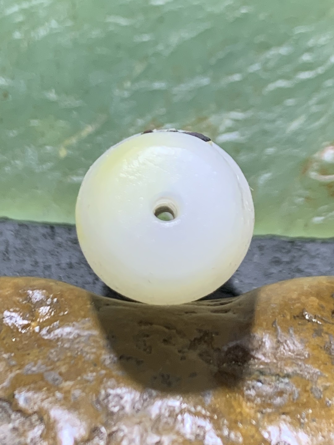 精美高玉化海洋玉髓手工俏色巧雕蝶恋花大桶珠一个！
