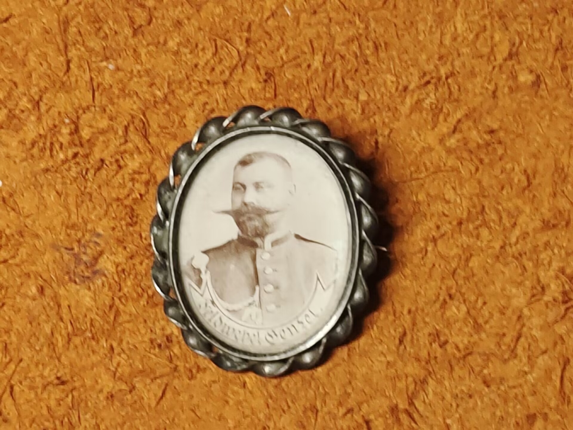 老威廉第二次麦稀奇拍卖 帝德军人肖像胸针，原主佩戴射击饰绪。银质好品