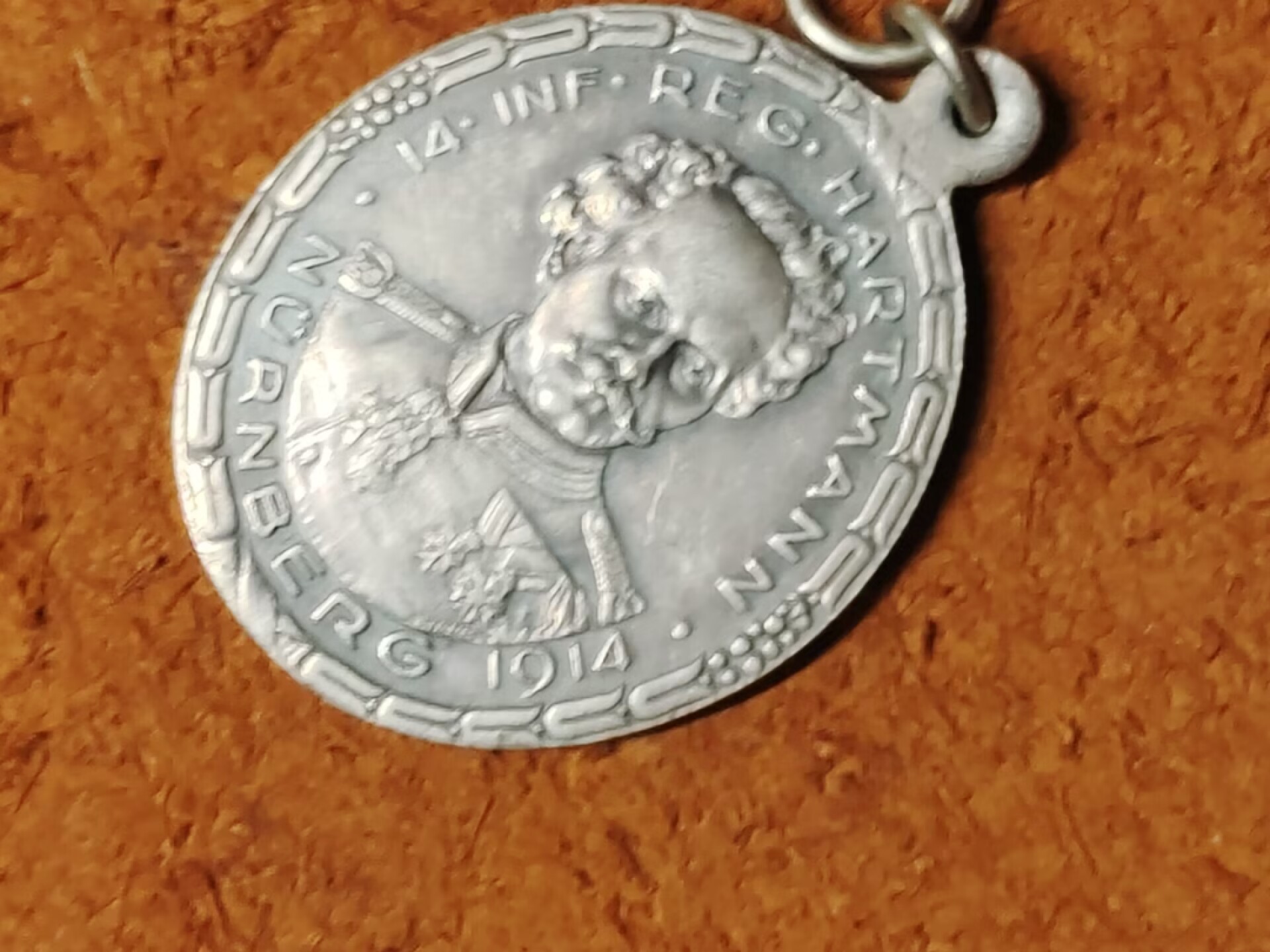 老威廉第二次麦稀奇拍卖 帝德巴伐利亚第14“哈特曼”步兵团成立百年纪念章 章体正面为巴伐利亚步兵上将 雅各布·弗莱赫尔·冯·哈特曼（1795.2.4-1873.2.23）该团以此上将冠名，驻地为纽伦堡。