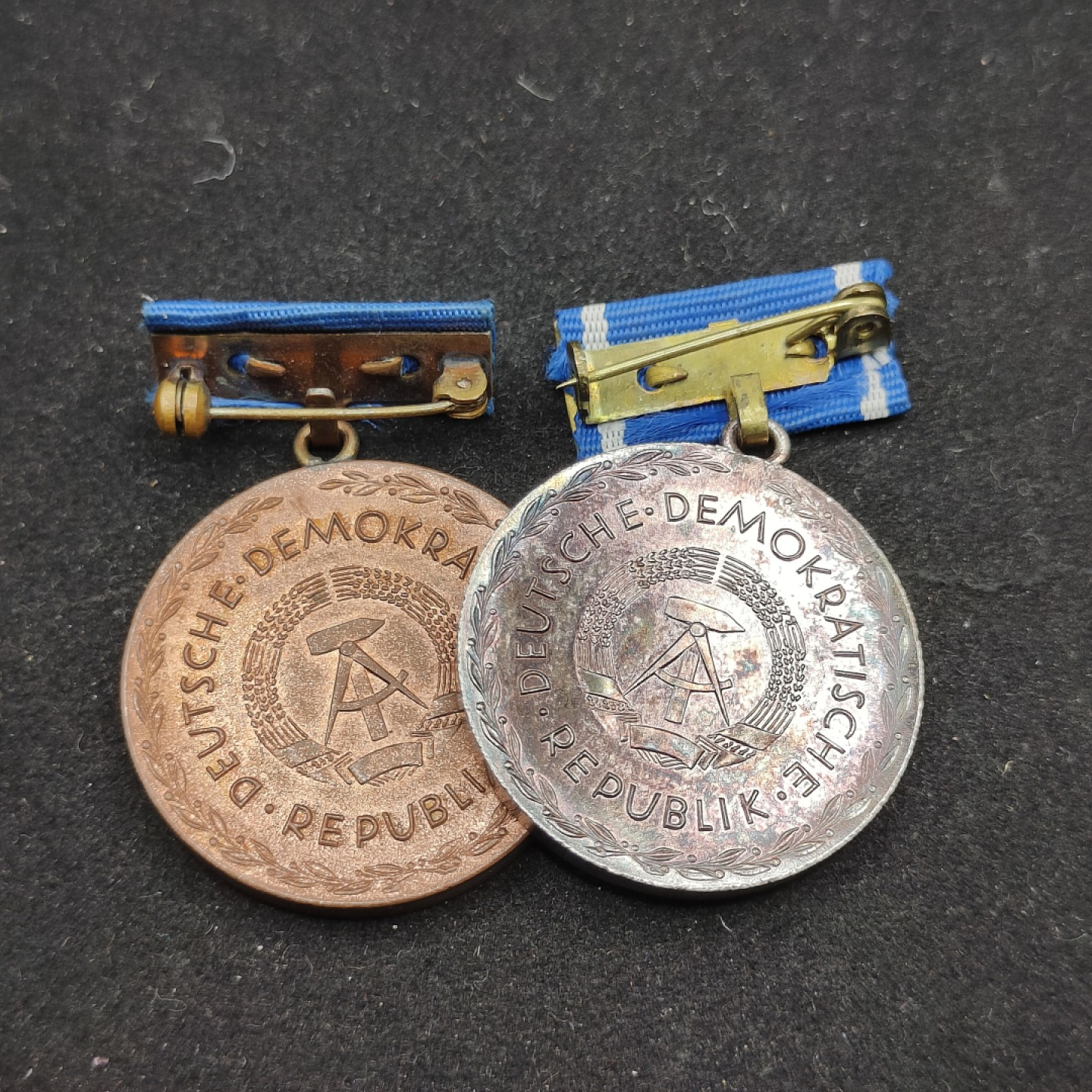 全场0元起拍 第69期 咸鱼国勋章拍卖专场 7月2日（周日）下午6：00开始 东德裴斯洛泰齐忠诚服务奖章银铜级两个