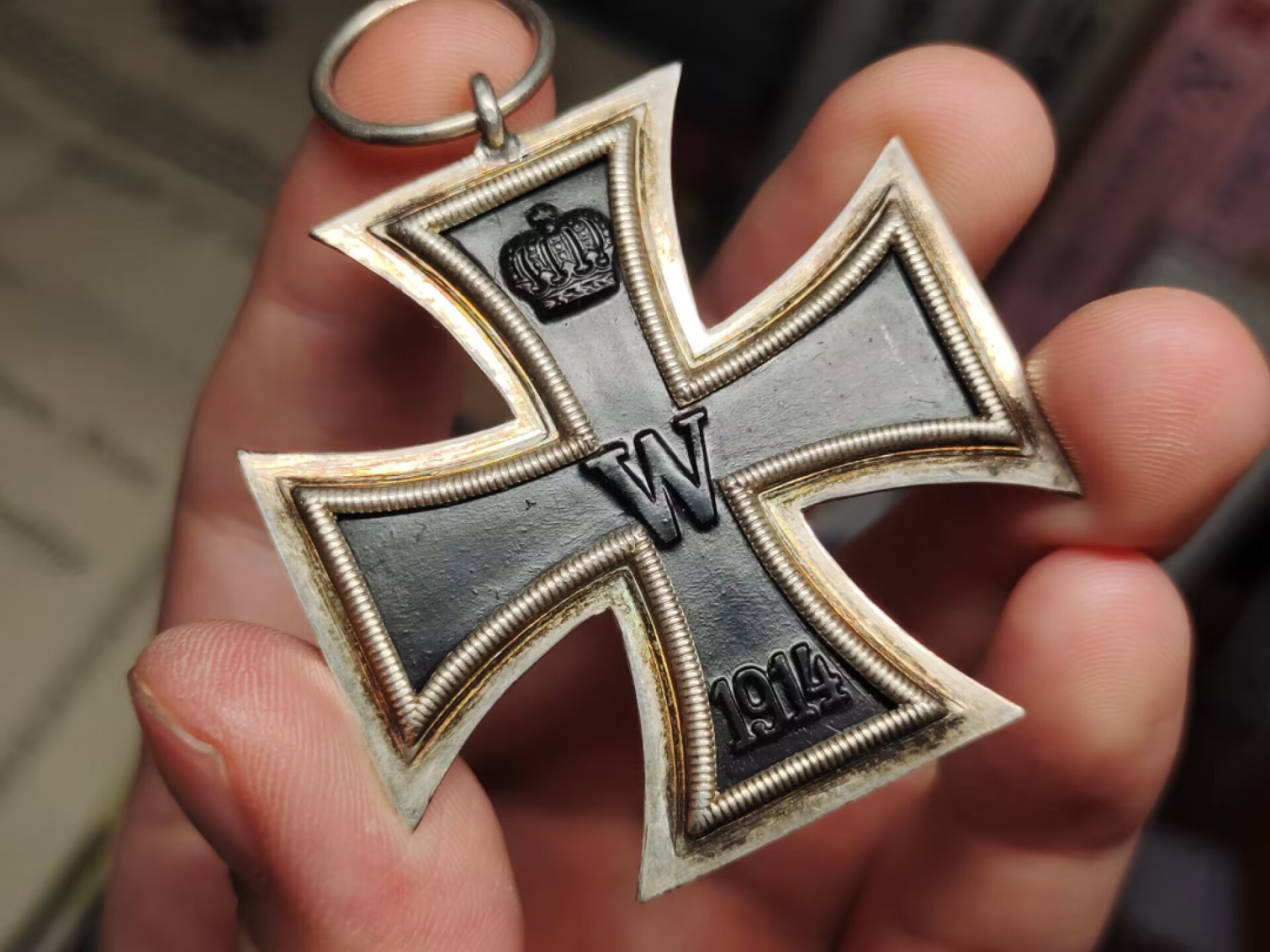 老威廉第二次麦稀奇拍卖 帝德KM标二级铁十字带定制盒。注：KM厂为符腾堡王家铸币局，王冠细节十分突出且富有特点。二铁也是极好品