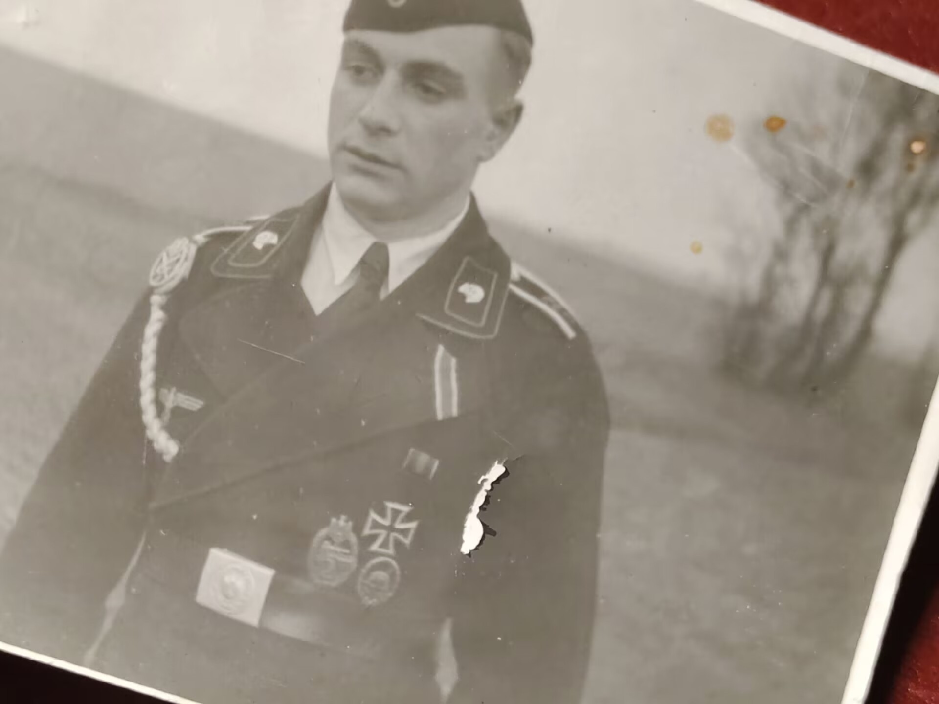 老威廉第二次麦稀奇拍卖 德三装甲兵照片 拍摄于1942年圣诞节。佩戴坦克突击证章、一级+二级铁十字、战伤、以及苏台德合并略