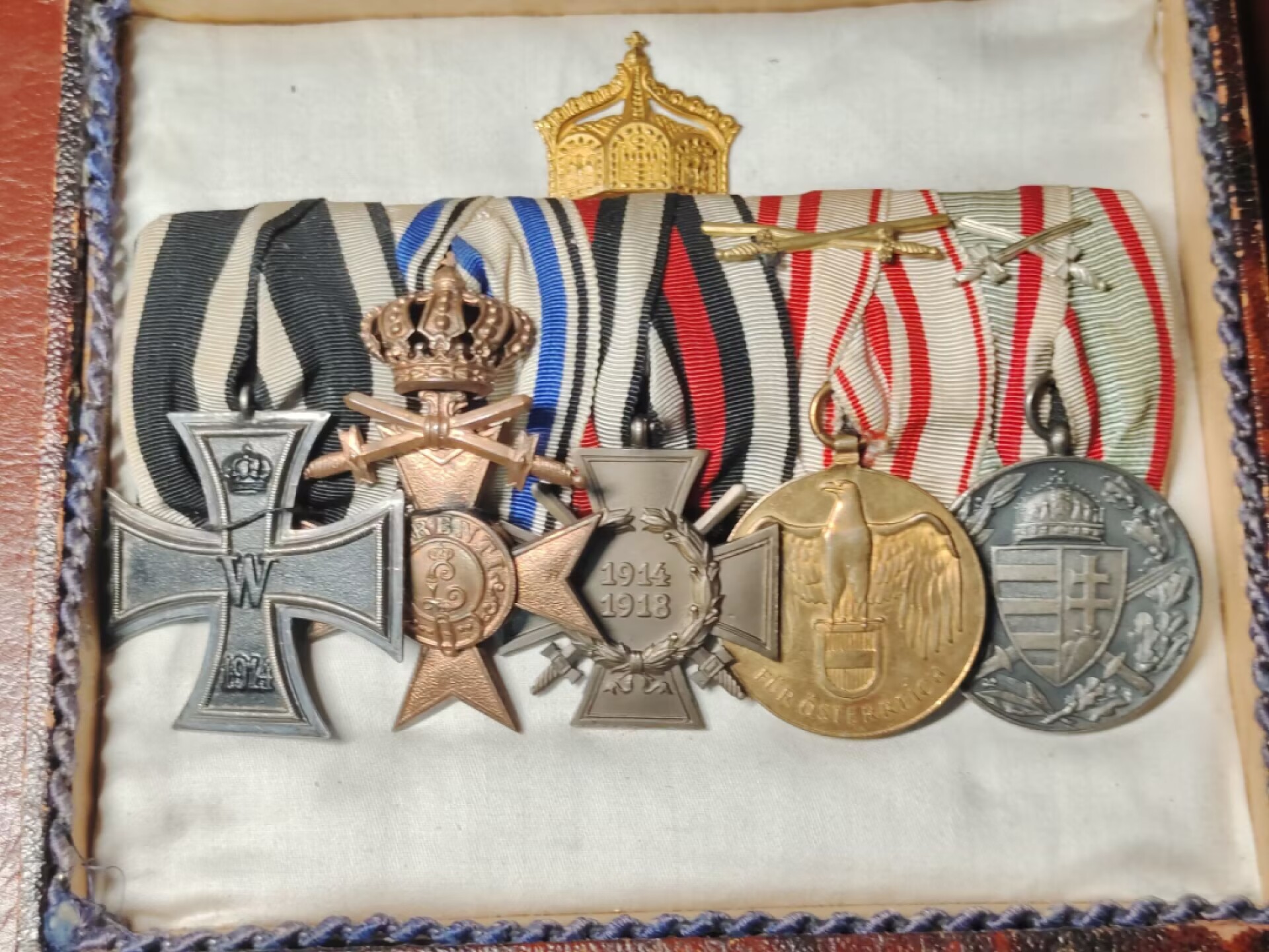 老威廉第二次麦稀奇拍卖 帝德勋章联排高级定制套，五联由二级铁十字、巴伐利亚剑冠MVK3、兴登堡十字、奥地利一战参战纪念、和匈牙利一战参战纪念组成。玻璃相框式礼盒背打DRGM帝国专利局标，带有挂钩可以悬挂展示。整体品相完好，内部嵌有帝德皇冠饰。非常罕见，不可多得的一套定制礼盒联排