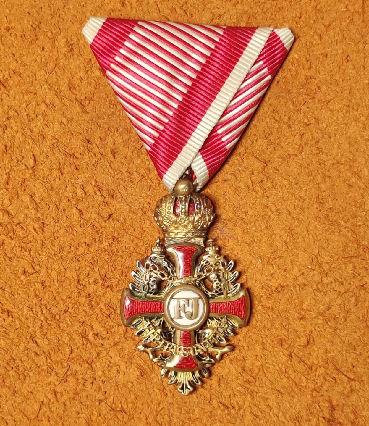 老威廉第二次麦稀奇拍卖 骑士级弗朗茨·约瑟夫一世勋章，铜质镀金，军事绶带，颁发于一战时期，整体品相美好。