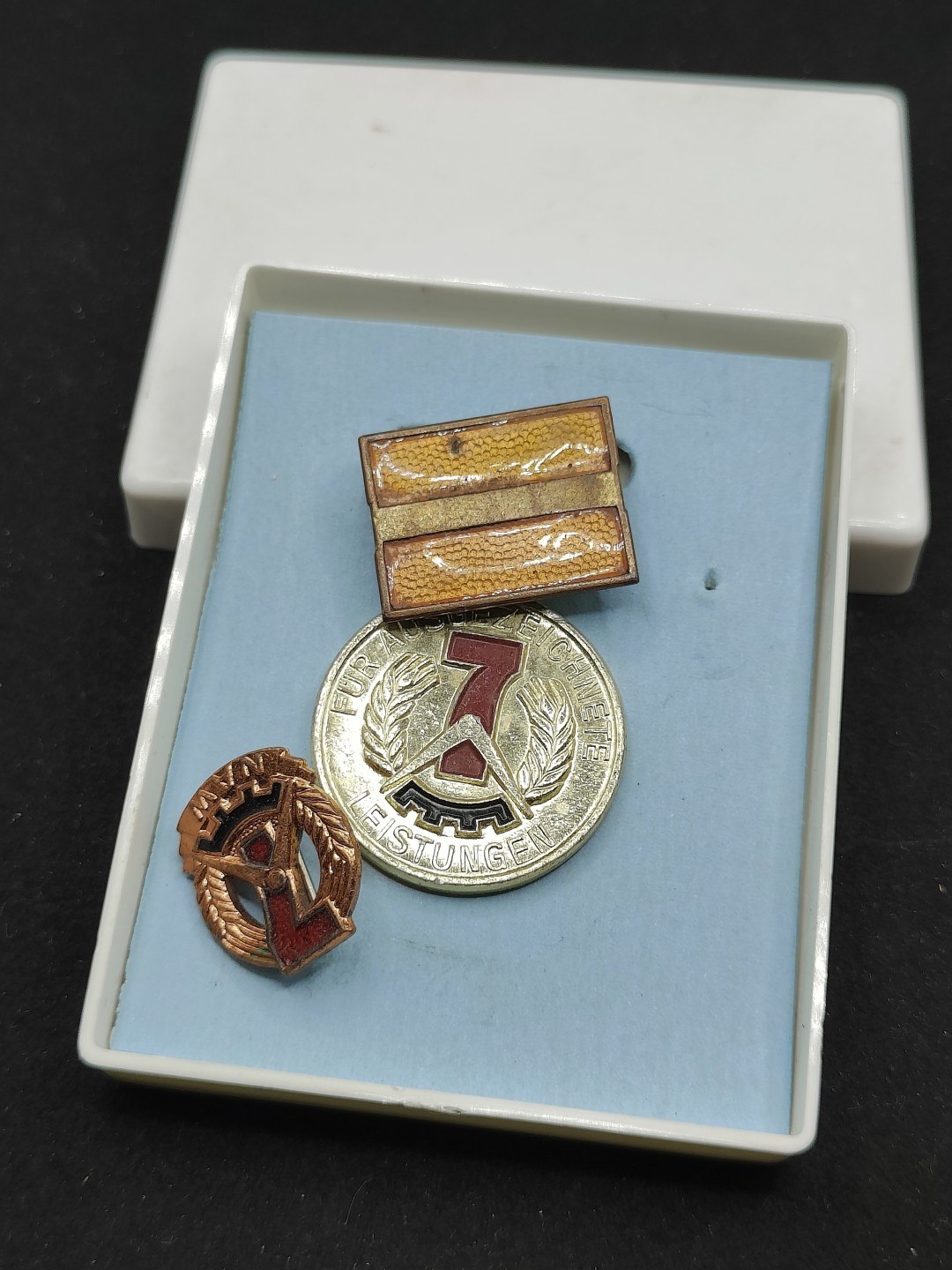 全场0元起拍 第69期 咸鱼国勋章拍卖专场 7月2日（周日）下午6：00开始 东德七年计划积极份子奖章带略