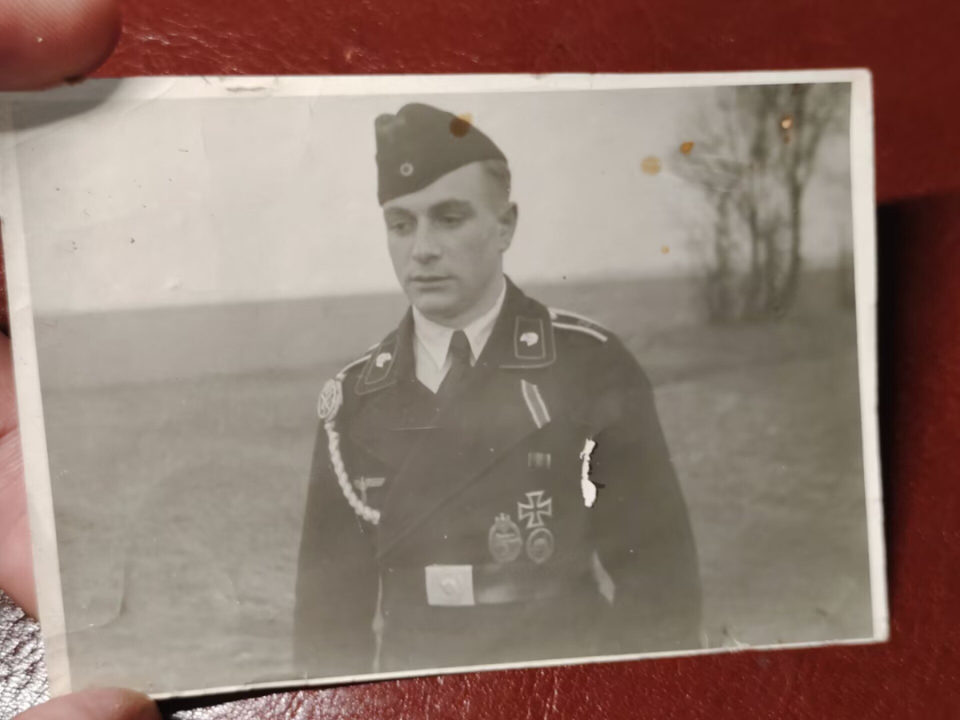 老威廉第二次麦稀奇拍卖 德三装甲兵照片 拍摄于1942年圣诞节。佩戴坦克突击证章、一级+二级铁十字、战伤、以及苏台德合并略