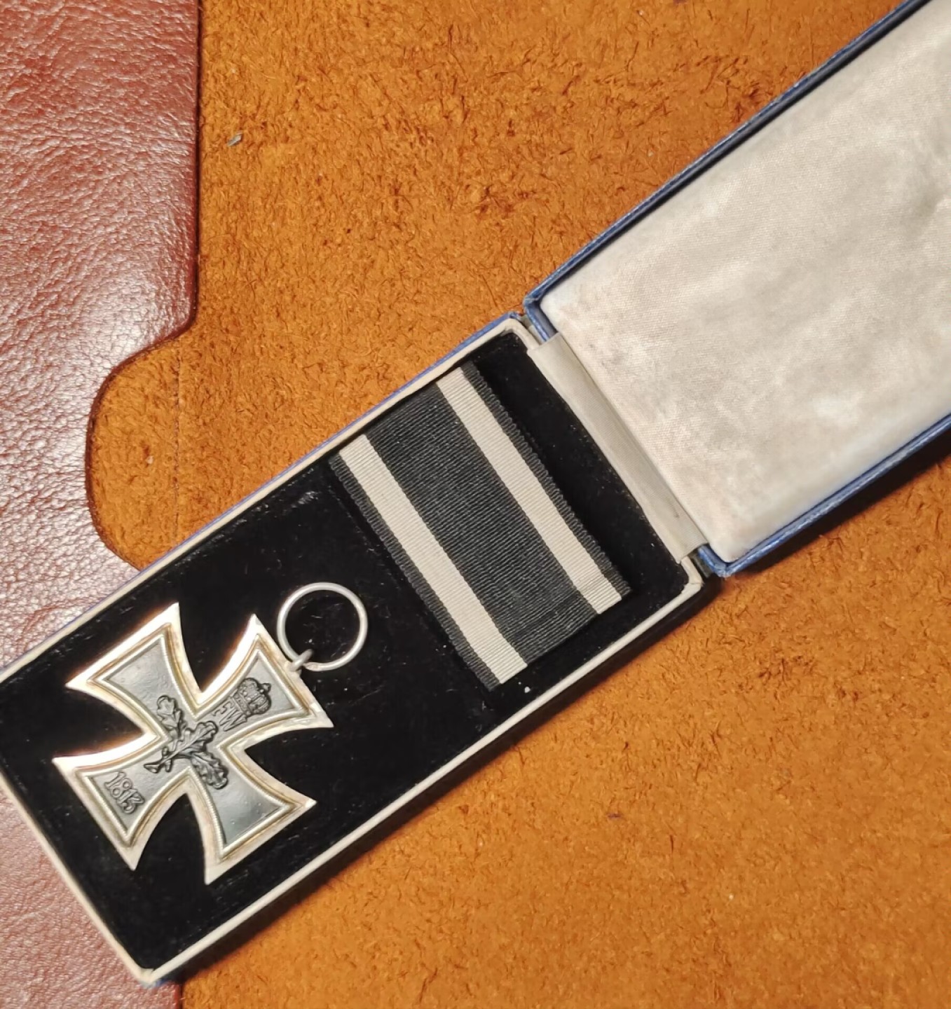 老威廉第二次麦稀奇拍卖 帝德KM标二级铁十字带定制盒。注：KM厂为符腾堡王家铸币局，王冠细节十分突出且富有特点。二铁也是极好品