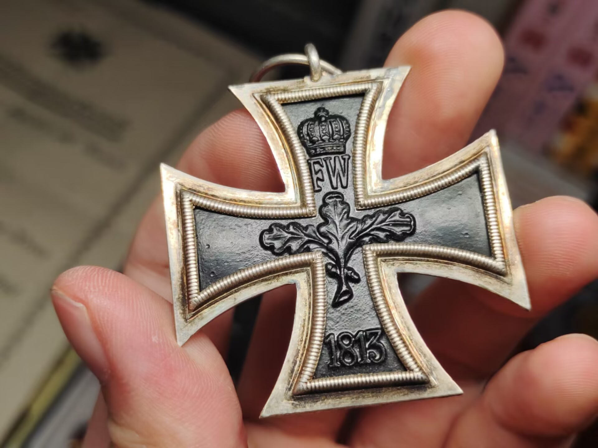 老威廉第二次麦稀奇拍卖 帝德KM标二级铁十字带定制盒。注：KM厂为符腾堡王家铸币局，王冠细节十分突出且富有特点。二铁也是极好品