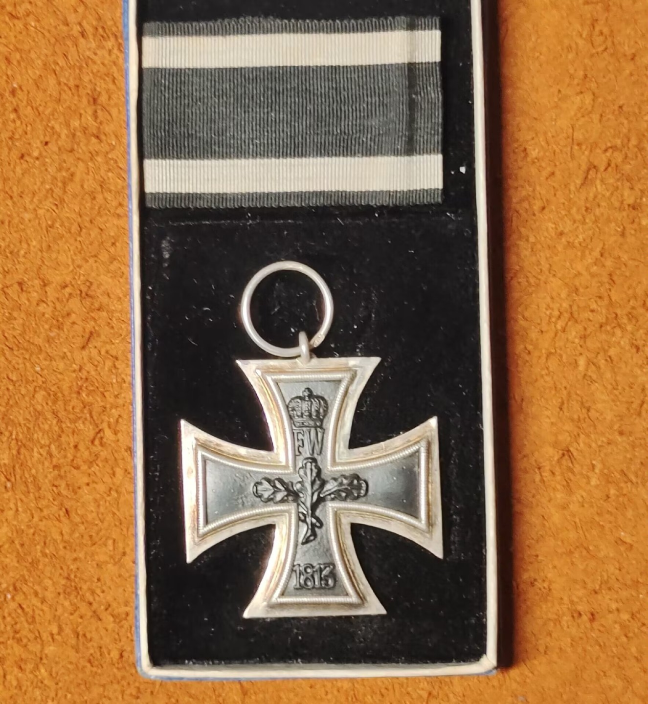 老威廉第二次麦稀奇拍卖 帝德KM标二级铁十字带定制盒。注：KM厂为符腾堡王家铸币局，王冠细节十分突出且富有特点。二铁也是极好品