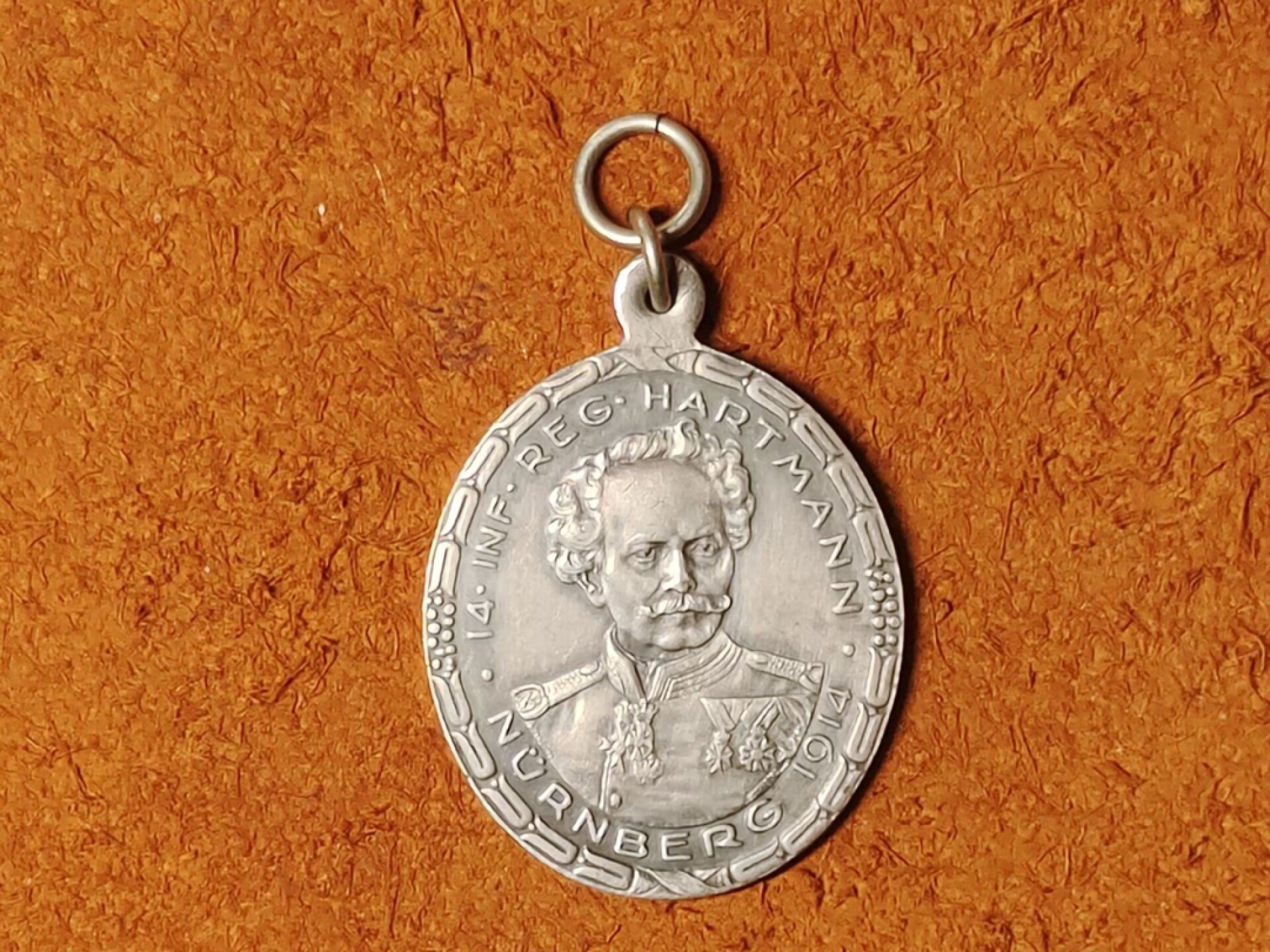 老威廉第二次麦稀奇拍卖 帝德巴伐利亚第14“哈特曼”步兵团成立百年纪念章 章体正面为巴伐利亚步兵上将 雅各布·弗莱赫尔·冯·哈特曼（1795.2.4-1873.2.23）该团以此上将冠名，驻地为纽伦堡。