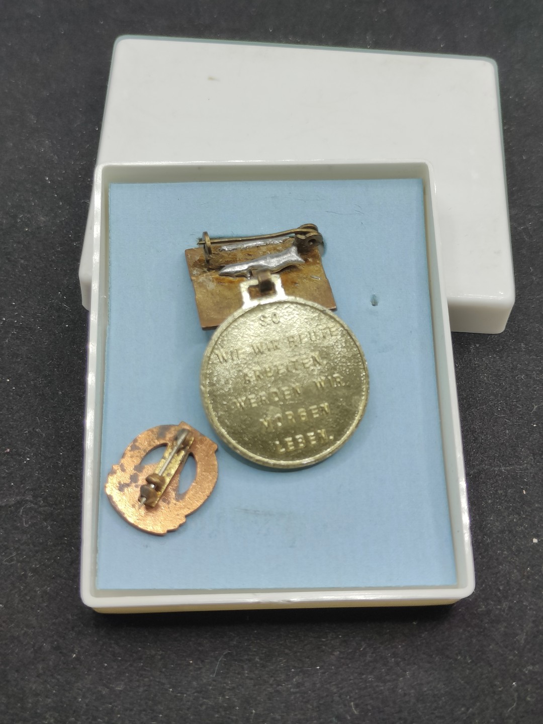 全场0元起拍 第69期 咸鱼国勋章拍卖专场 7月2日（周日）下午6：00开始 东德七年计划积极份子奖章带略