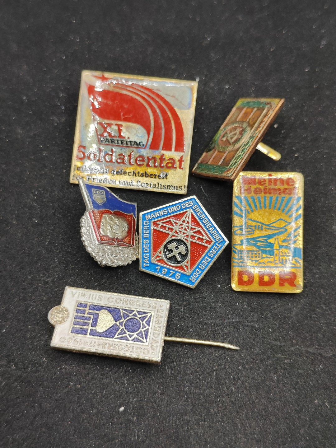 全场0元起拍 第69期 咸鱼国勋章拍卖专场 7月2日（周日）下午6：00开始 东德徽章一组