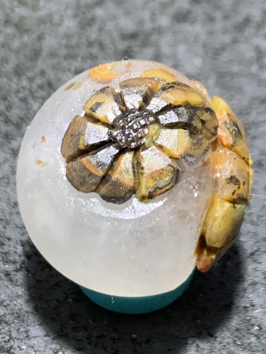 精美冰飘亚光战国红玛瑙手工俏色巧雕梅花2.0圆珠一个