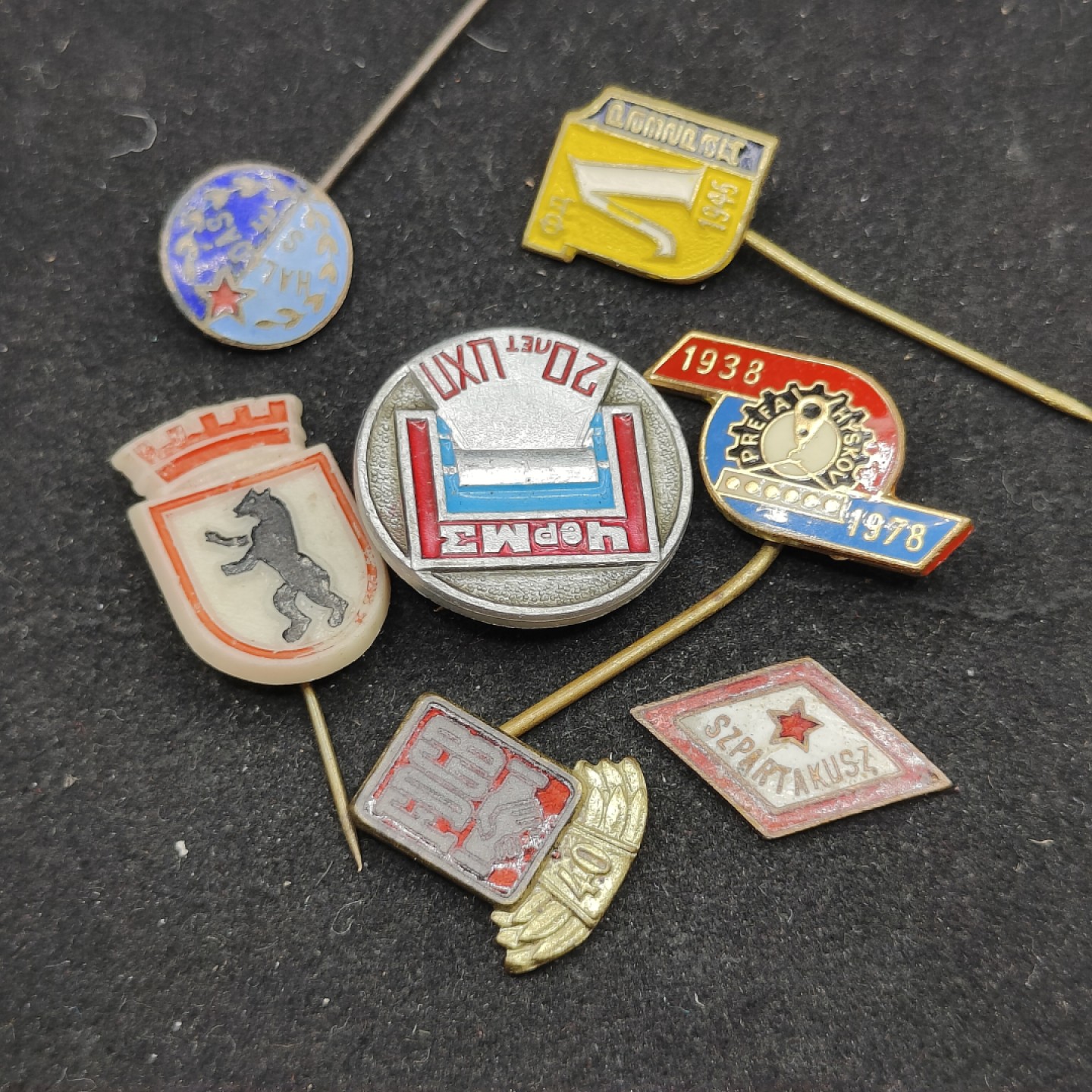 全场0元起拍 第69期 咸鱼国勋章拍卖专场 7月2日（周日）下午6：00开始 社会主义徽章一组