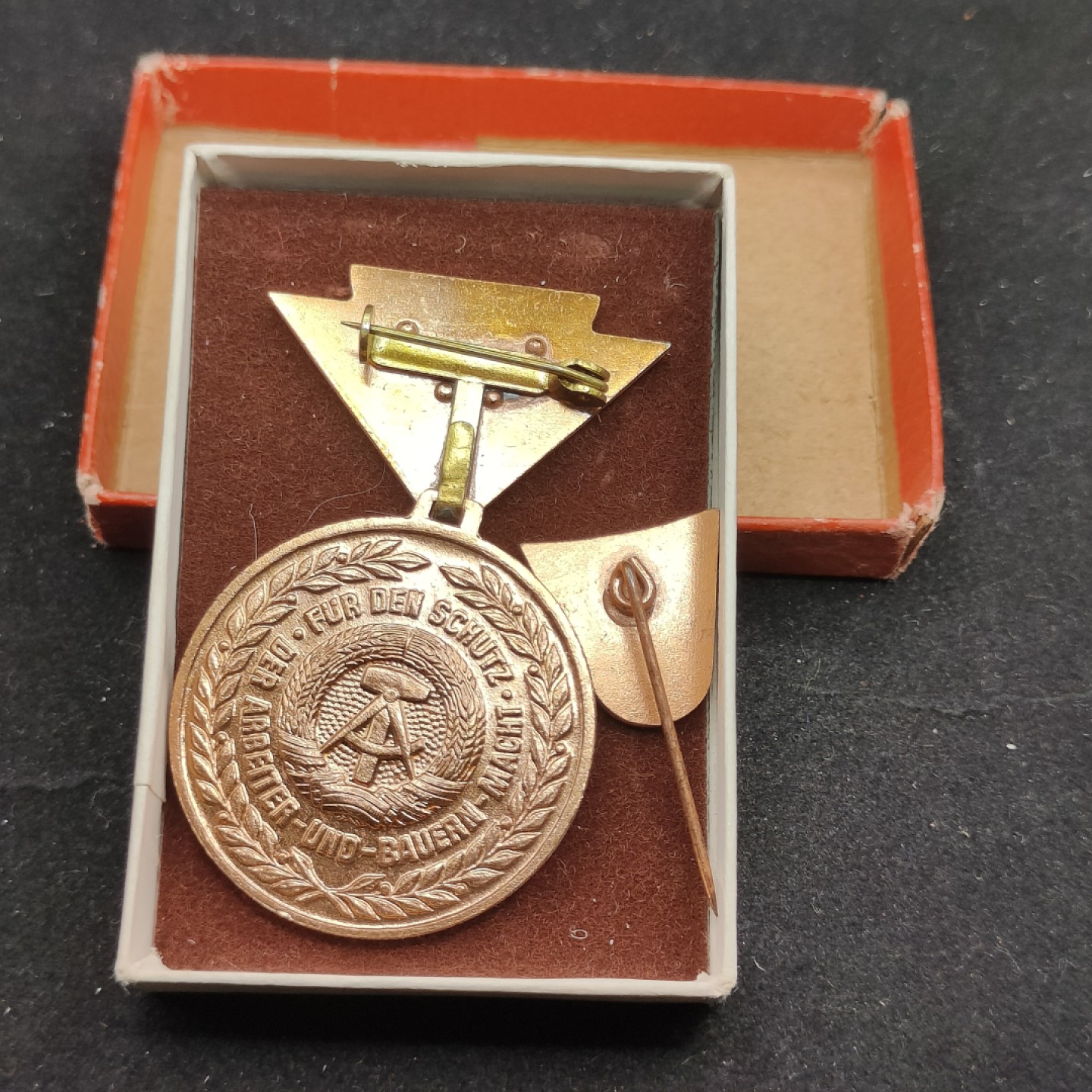 全场0元起拍 第69期 咸鱼国勋章拍卖专场 7月2日（周日）下午6：00开始 东德人民军预备役证章 带盒略