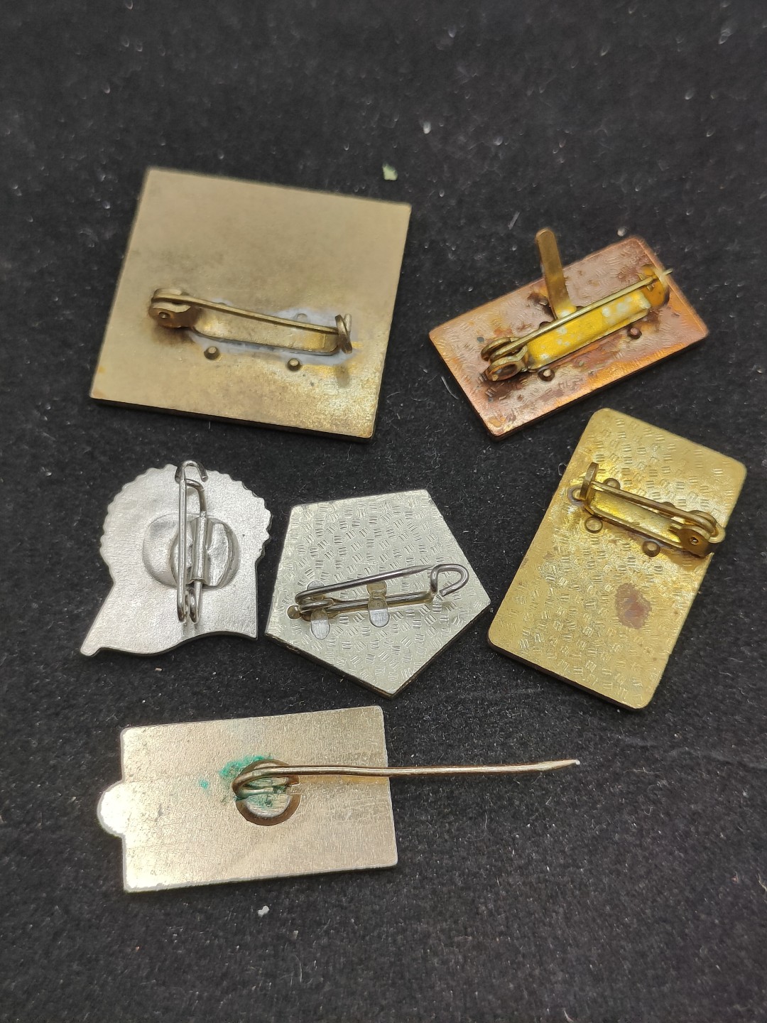 全场0元起拍 第69期 咸鱼国勋章拍卖专场 7月2日（周日）下午6：00开始 东德徽章一组