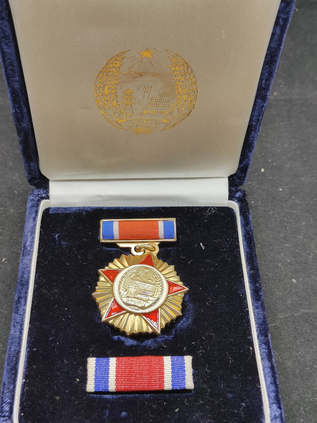 全场0元起拍 第69期 咸鱼国勋章拍卖专场 7月2日（周日）下午6：00开始 朝总联版烫金国徽盒，朝鲜民主主义人民共和国创建纪念章