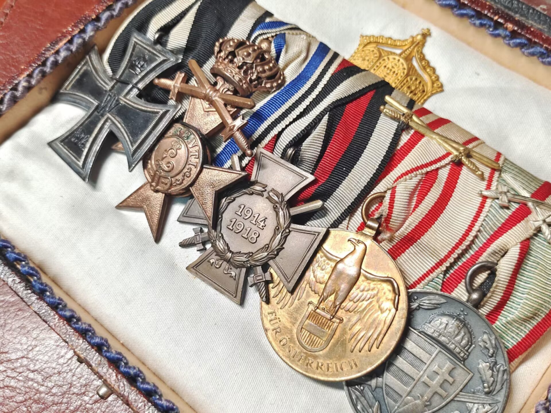 老威廉第二次麦稀奇拍卖 帝德勋章联排高级定制套，五联由二级铁十字、巴伐利亚剑冠MVK3、兴登堡十字、奥地利一战参战纪念、和匈牙利一战参战纪念组成。玻璃相框式礼盒背打DRGM帝国专利局标，带有挂钩可以悬挂展示。整体品相完好，内部嵌有帝德皇冠饰。非常罕见，不可多得的一套定制礼盒联排