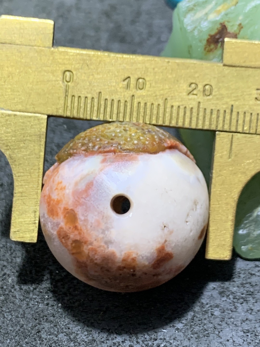 精美冰飘亚光战国红玛瑙手工俏色巧雕树叶随形圆珠一个，