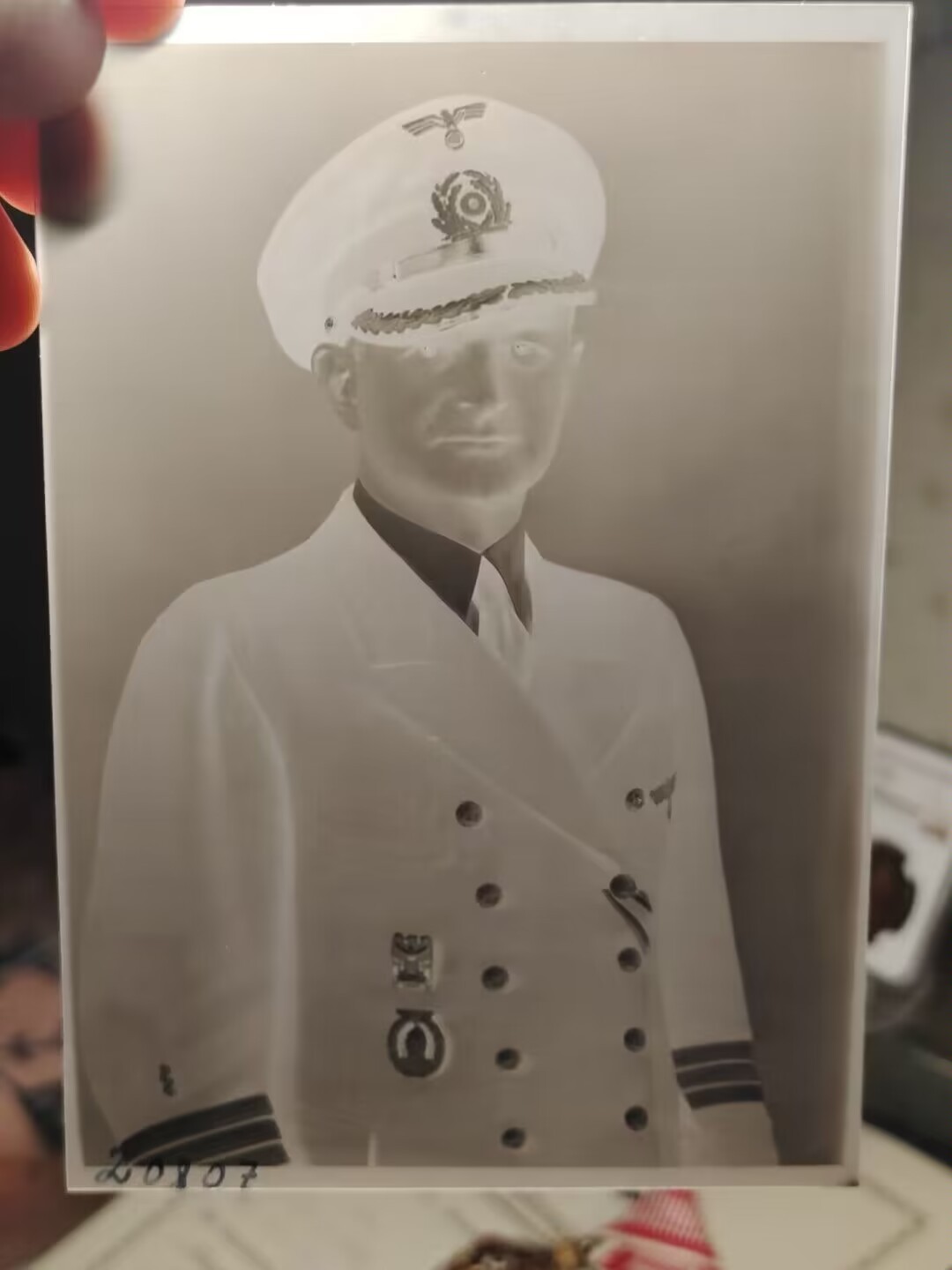 老威廉第二次麦稀奇拍卖 德三海军医疗少校照片底片，带原摄像馆的照片油纸封，纪录原主信息弗雷德里希·拉克米少校 1945年。原主获得扫雷证章、一级西里西亚雄鹰、和二级铁十字。附带资深摄影家现代冲洗出来的高清照片。非常罕见的德三海军军官底片！