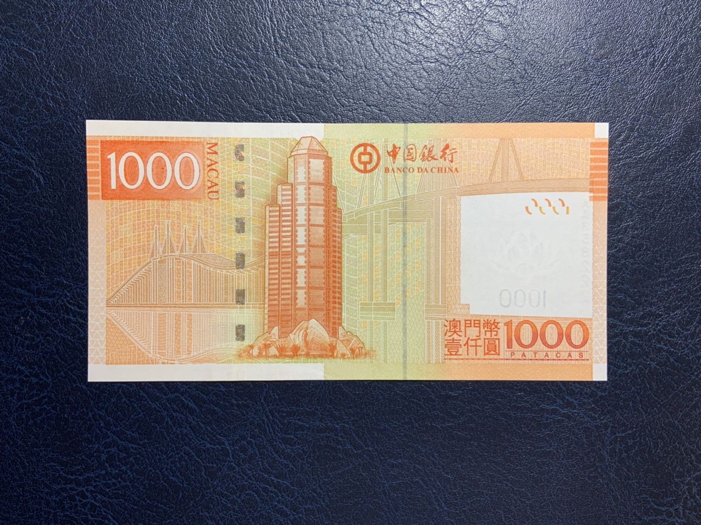 收藏联盟Quantum Auction 第270期拍卖 蜜月胜地-斐济 澳门中国银行2013年1000元 品相全新UNC 号码无47 首发AA冠 豹子号
