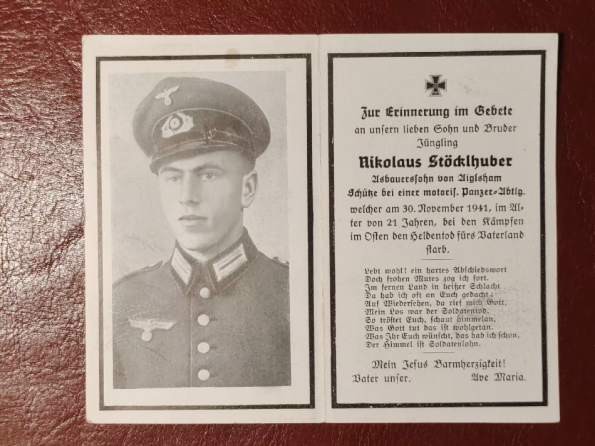 老威廉第二次麦稀奇拍卖 德三阵亡纪念卡 炮手尼古拉斯·施特克胡贝尔 (Nikolaus Stöcklhuber)，来自摩托化装甲营。于1941年11月30日在东线战场的战斗中阵亡，年仅21岁
