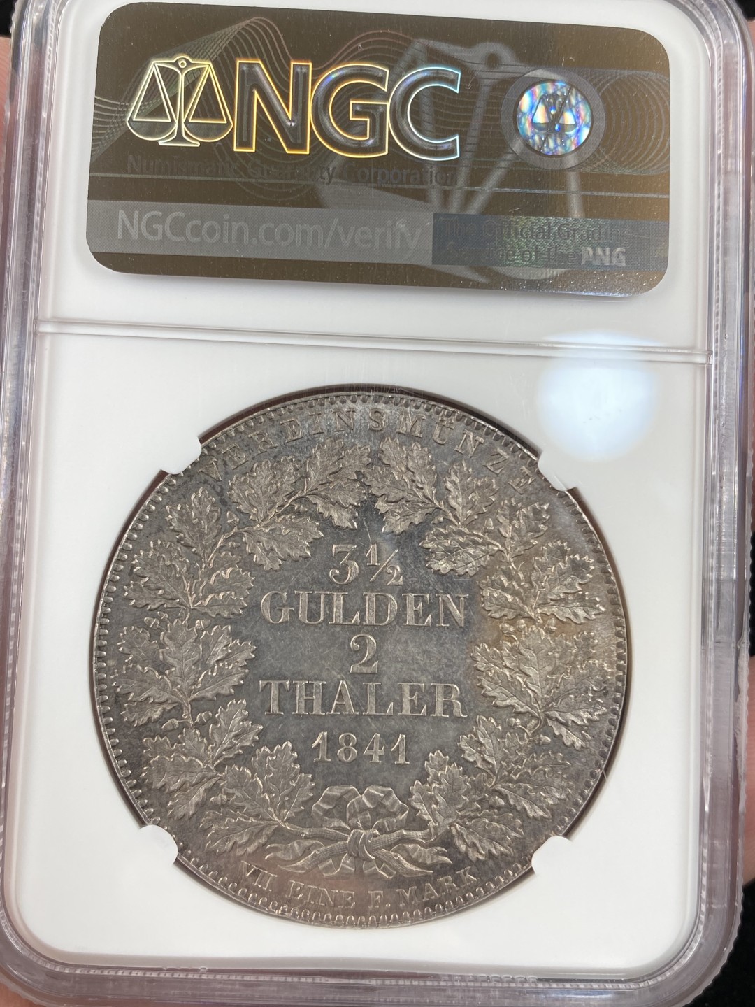 万国钱币拍卖第011期（视频直播专场） NGC MS62 1841法兰克福景观2泰勒，也是唯一一款使用景观题材的联合2泰勒，设计极其精美，ms越来越难的存在。此枚高点几乎零磨损，建筑细节清晰可见，水波纹闪闪发光，底板略带镜面感，绝对值得收藏的一枚。