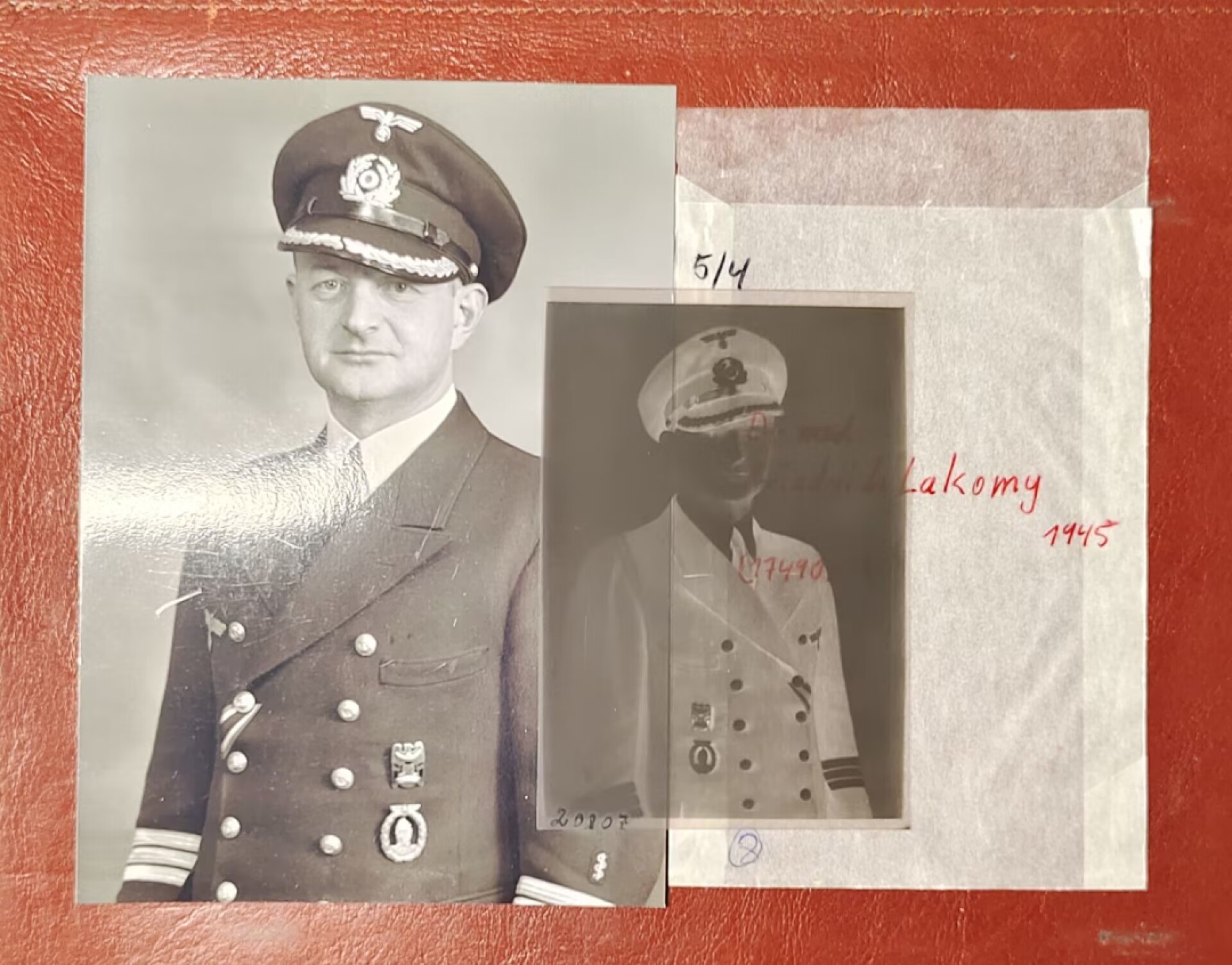 老威廉第二次麦稀奇拍卖 德三海军医疗少校照片底片，带原摄像馆的照片油纸封，纪录原主信息弗雷德里希·拉克米少校 1945年。原主获得扫雷证章、一级西里西亚雄鹰、和二级铁十字。附带资深摄影家现代冲洗出来的高清照片。非常罕见的德三海军军官底片！