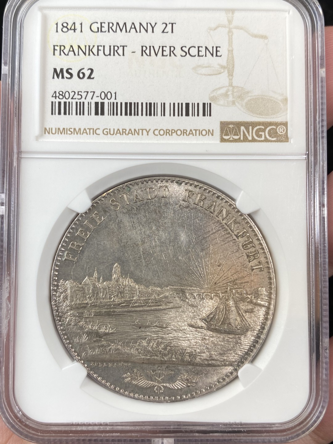 万国钱币拍卖第011期（视频直播专场） NGC MS62 1841法兰克福景观2泰勒，也是唯一一款使用景观题材的联合2泰勒，设计极其精美，ms越来越难的存在。此枚高点几乎零磨损，建筑细节清晰可见，水波纹闪闪发光，底板略带镜面感，绝对值得收藏的一枚。