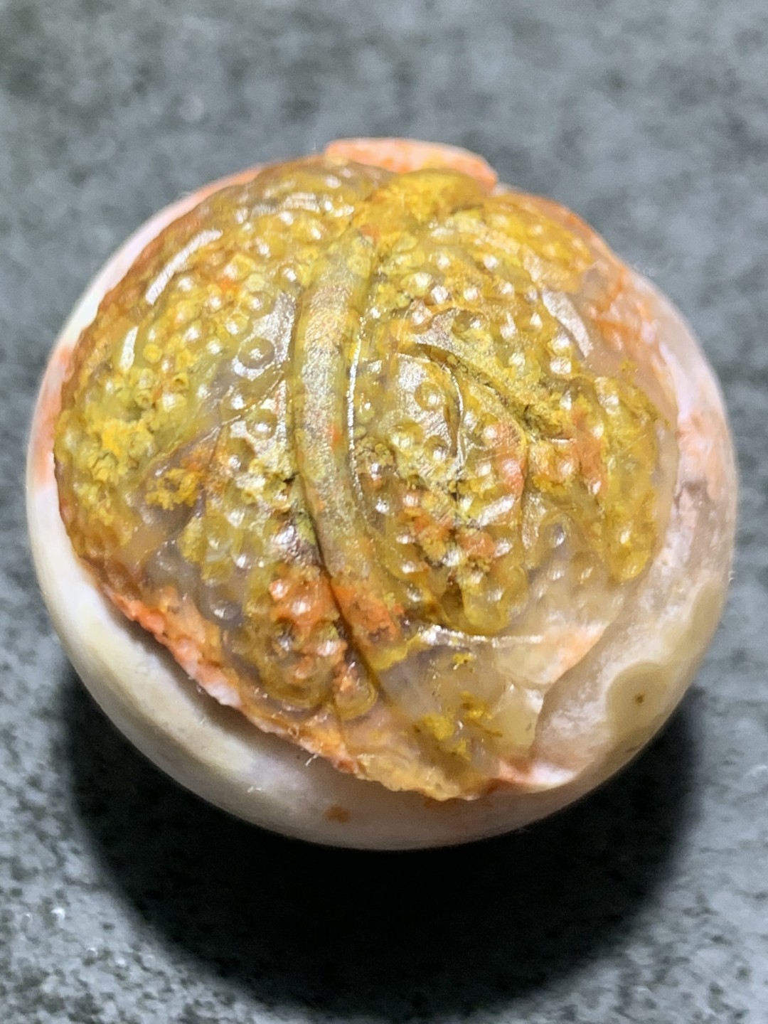 精美冰飘亚光战国红玛瑙手工俏色巧雕树叶随形圆珠一个，