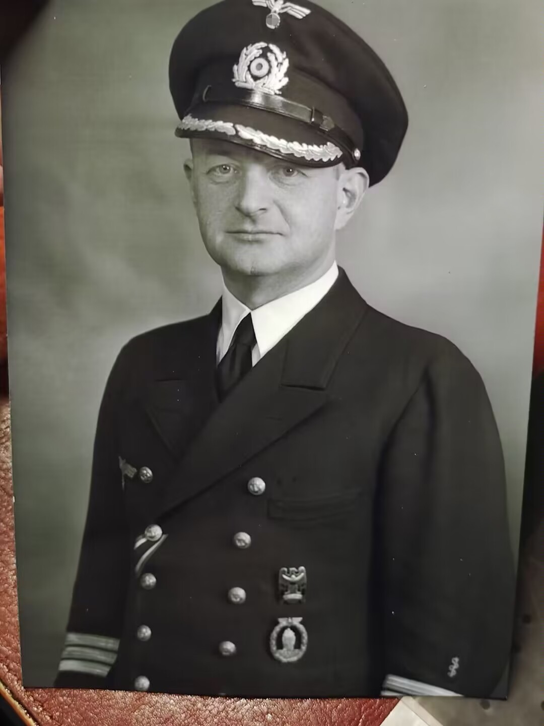 老威廉第二次麦稀奇拍卖 德三海军医疗少校照片底片，带原摄像馆的照片油纸封，纪录原主信息弗雷德里希·拉克米少校 1945年。原主获得扫雷证章、一级西里西亚雄鹰、和二级铁十字。附带资深摄影家现代冲洗出来的高清照片。非常罕见的德三海军军官底片！