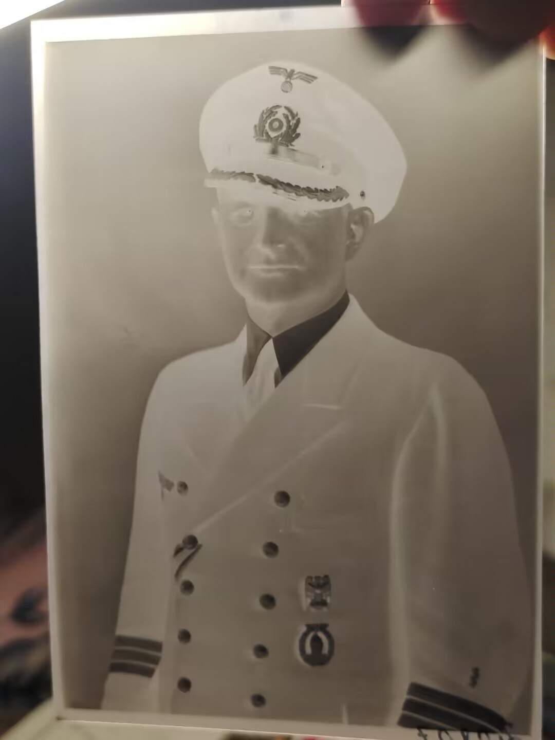 老威廉第二次麦稀奇拍卖 德三海军医疗少校照片底片，带原摄像馆的照片油纸封，纪录原主信息弗雷德里希·拉克米少校 1945年。原主获得扫雷证章、一级西里西亚雄鹰、和二级铁十字。附带资深摄影家现代冲洗出来的高清照片。非常罕见的德三海军军官底片！