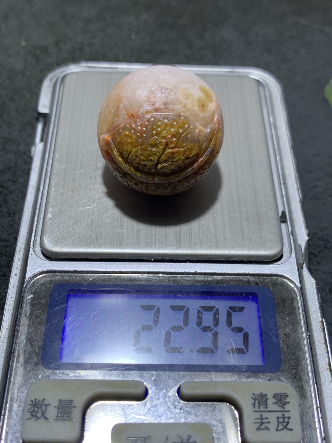 精美冰飘亚光战国红玛瑙手工俏色巧雕树叶随形圆珠一个，
