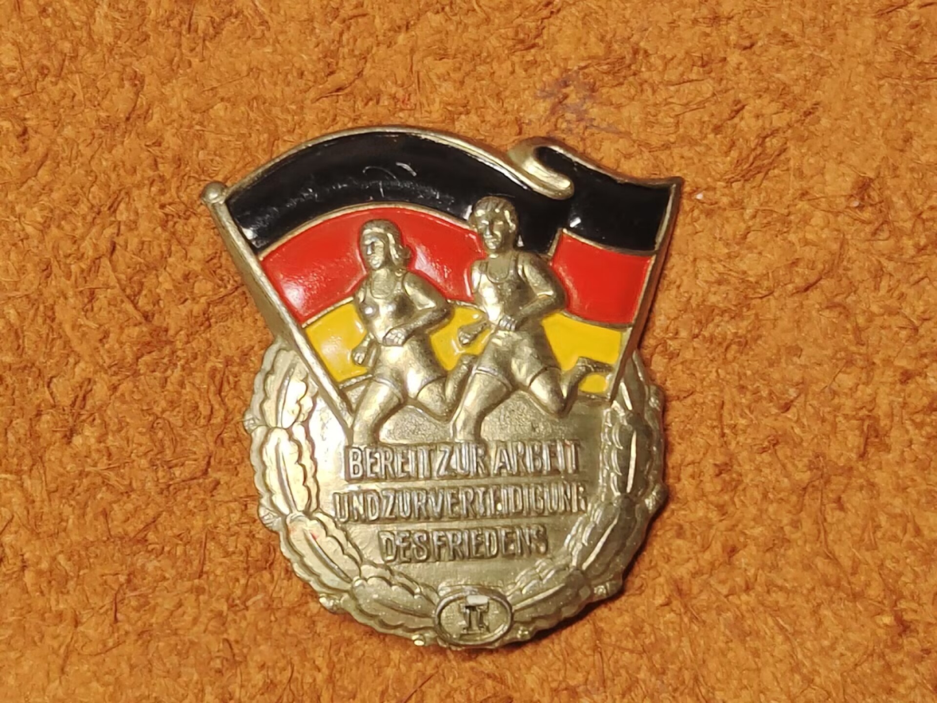 老威廉第二次麦稀奇拍卖 东德早期带编号一级体育章