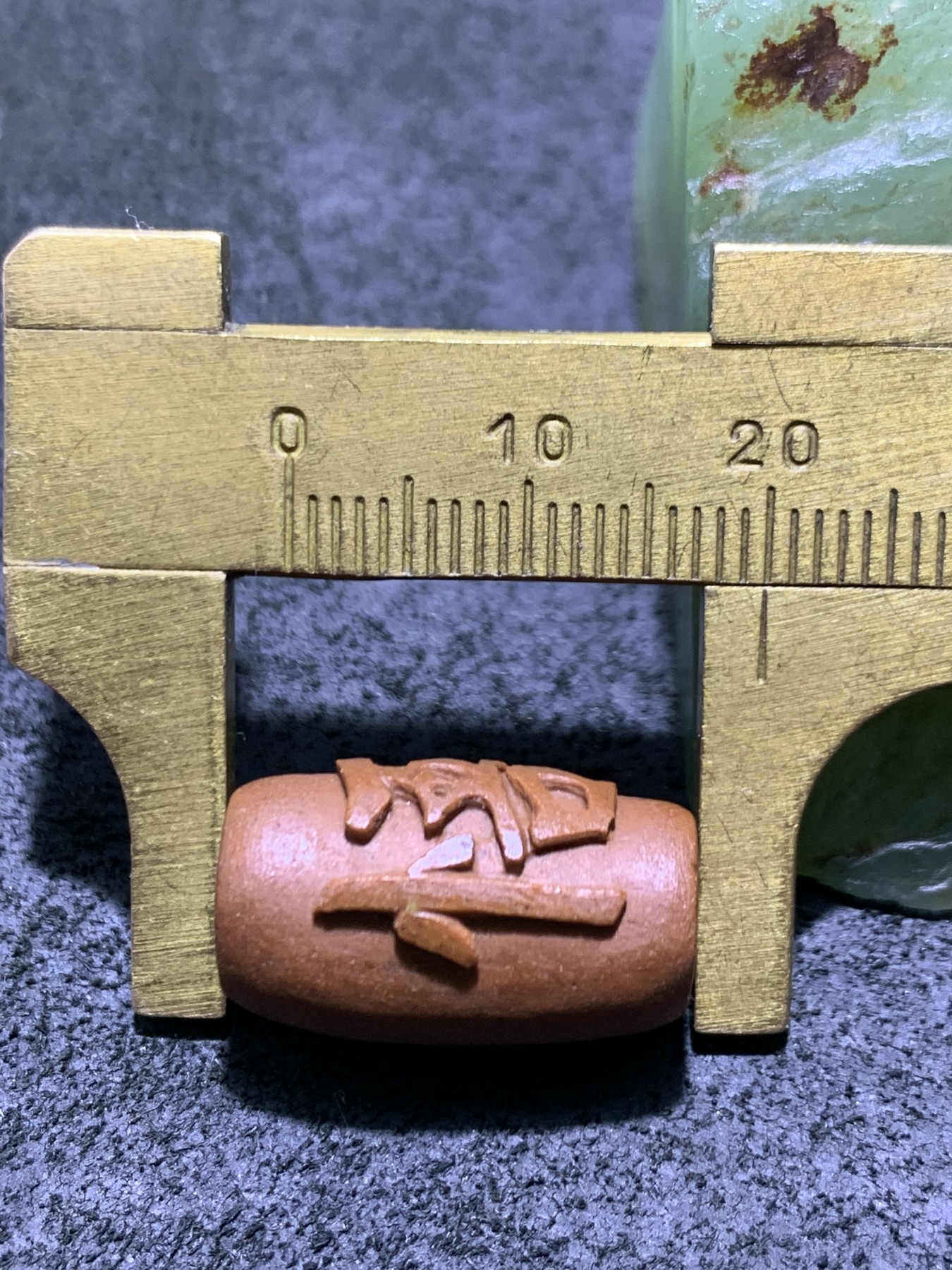 精美亚光戈壁彩玉手工雕刻悟字桶珠一个！寓意：憬然有悟，