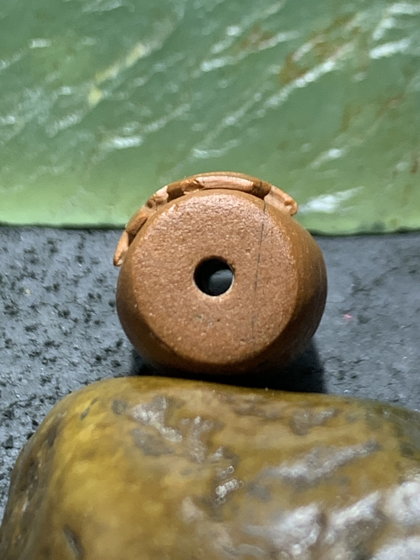 精美亚光戈壁彩玉手工雕刻悟字桶珠一个！寓意：憬然有悟，