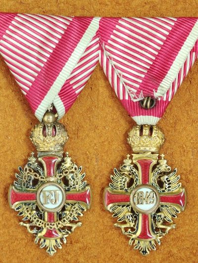 老威廉第二次麦稀奇拍卖 - 骑士级弗朗茨·约瑟夫一世勋章，铜质镀金，军事绶带，颁发于一战时期，整体品相美好。