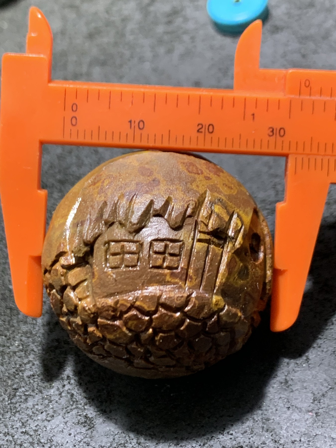 精美亚光战国红玛瑙手工俏色巧雕刻田园风光大珠子一颗！