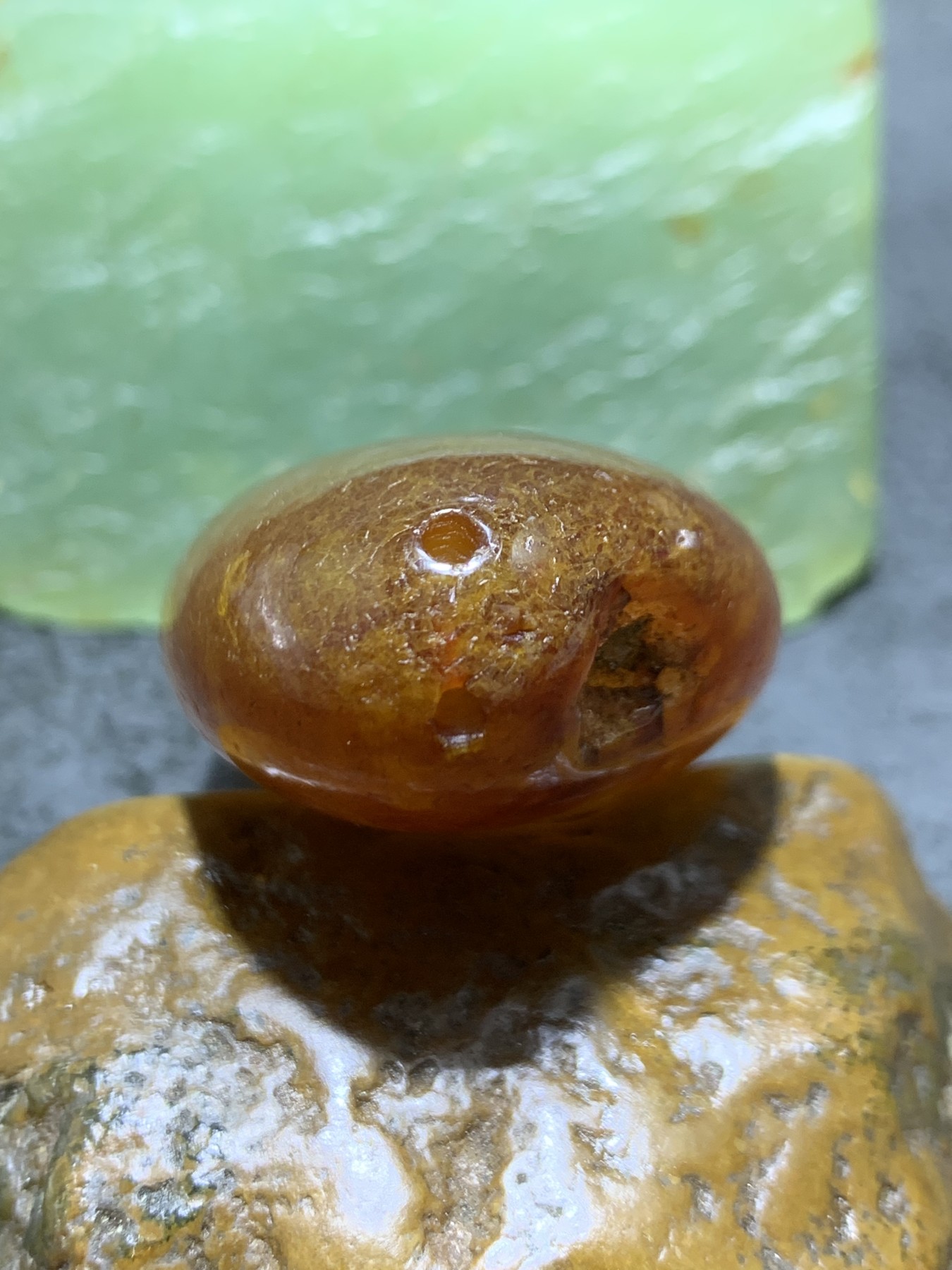精美天然原皮马达加斯加玛瑙雕刻度母吊坠(把件)一个，