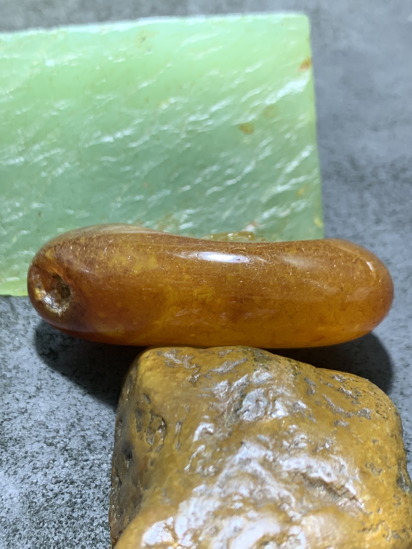 精美天然原皮马达加斯加玛瑙雕刻度母吊坠(把件)一个，