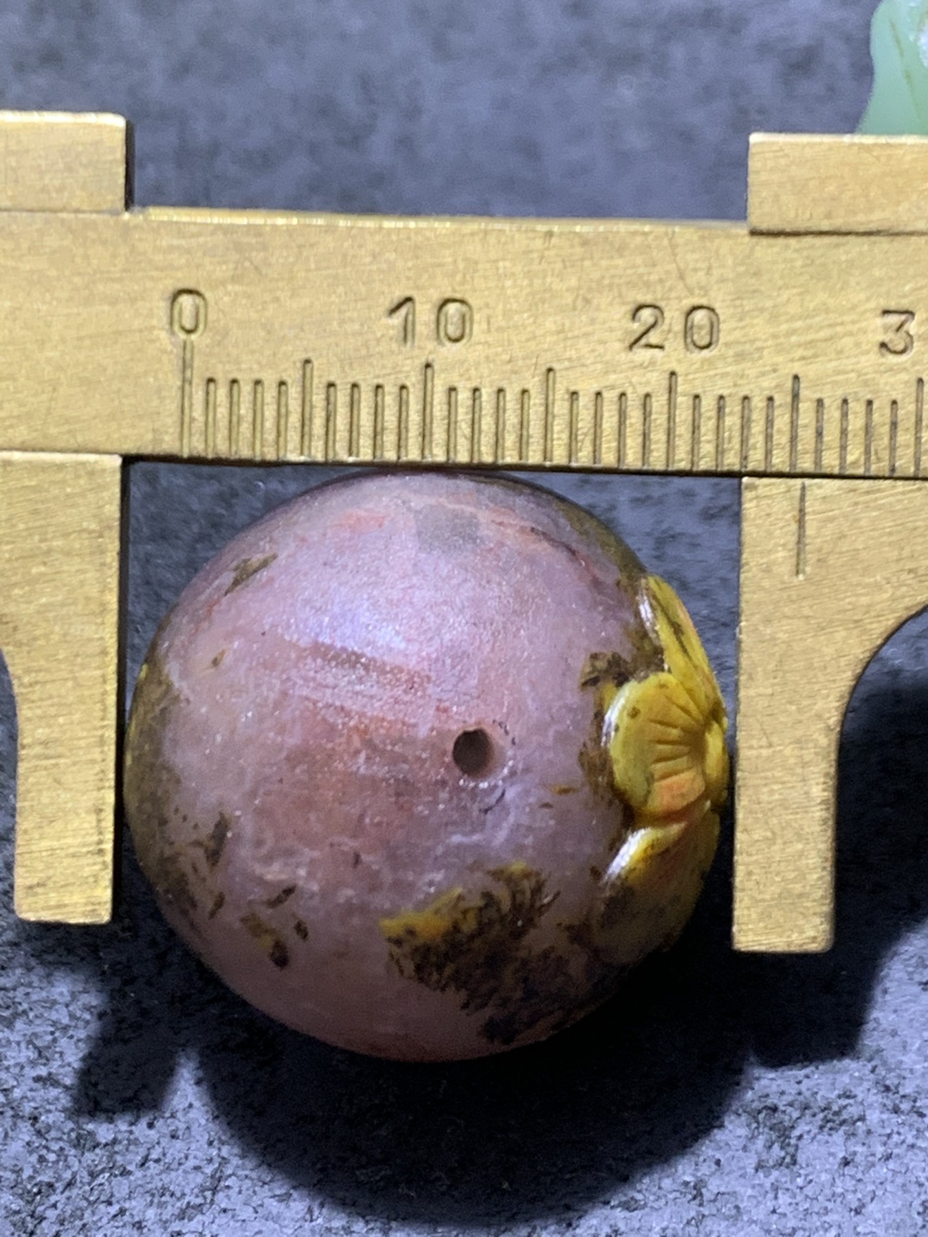 精美冰飘亚光糖心料战国红玛瑙手工巧雕梅花大圆珠一个，