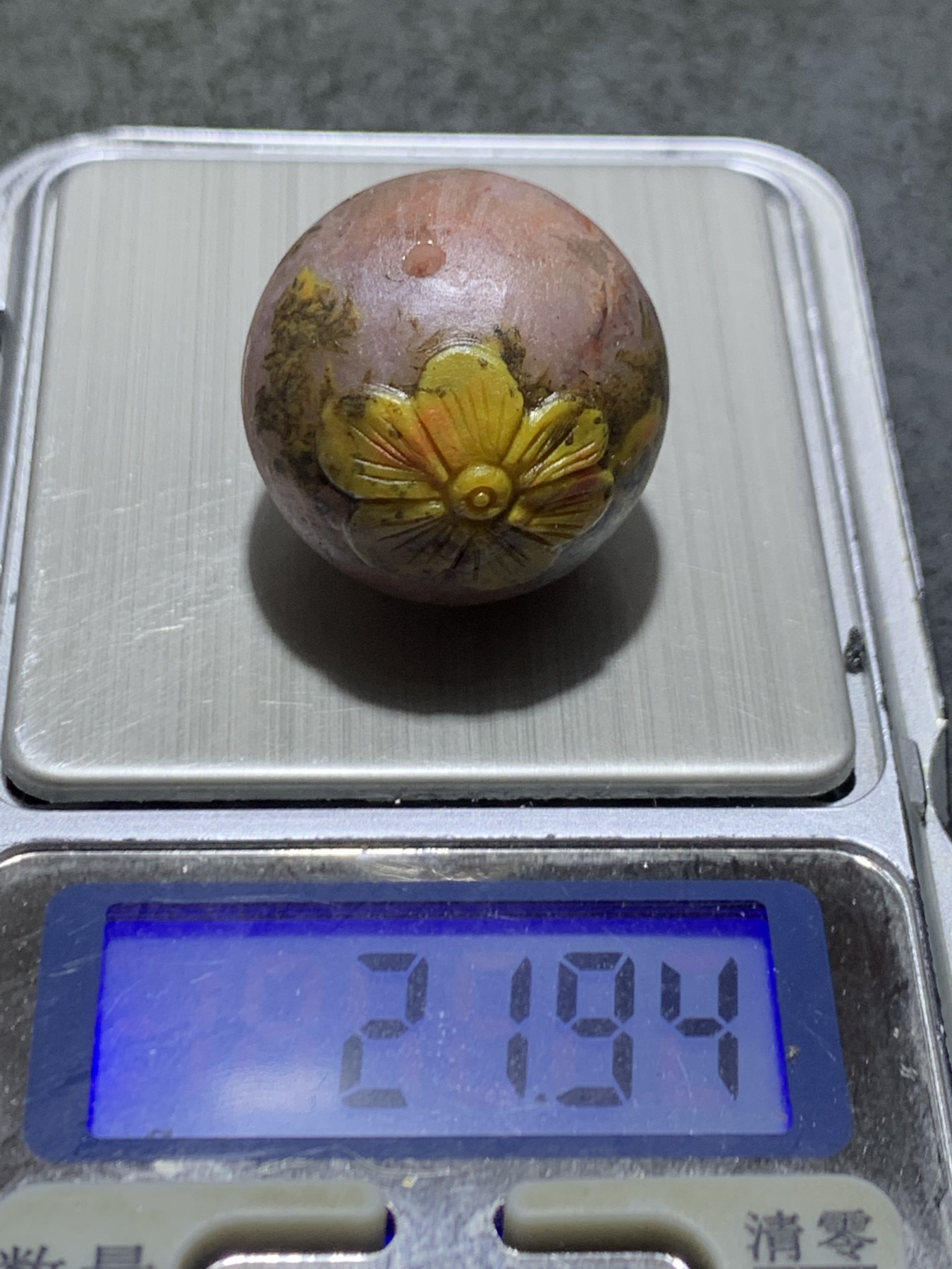 精美冰飘亚光糖心料战国红玛瑙手工巧雕梅花大圆珠一个，
