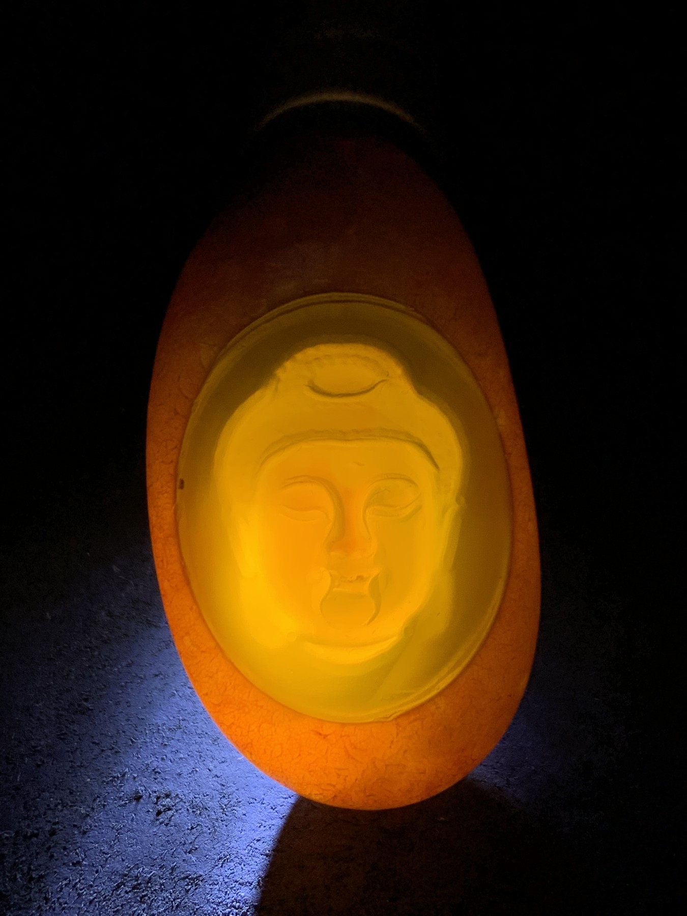 精美天然原皮马达加斯加玛瑙雕刻度母吊坠(把件)一个，