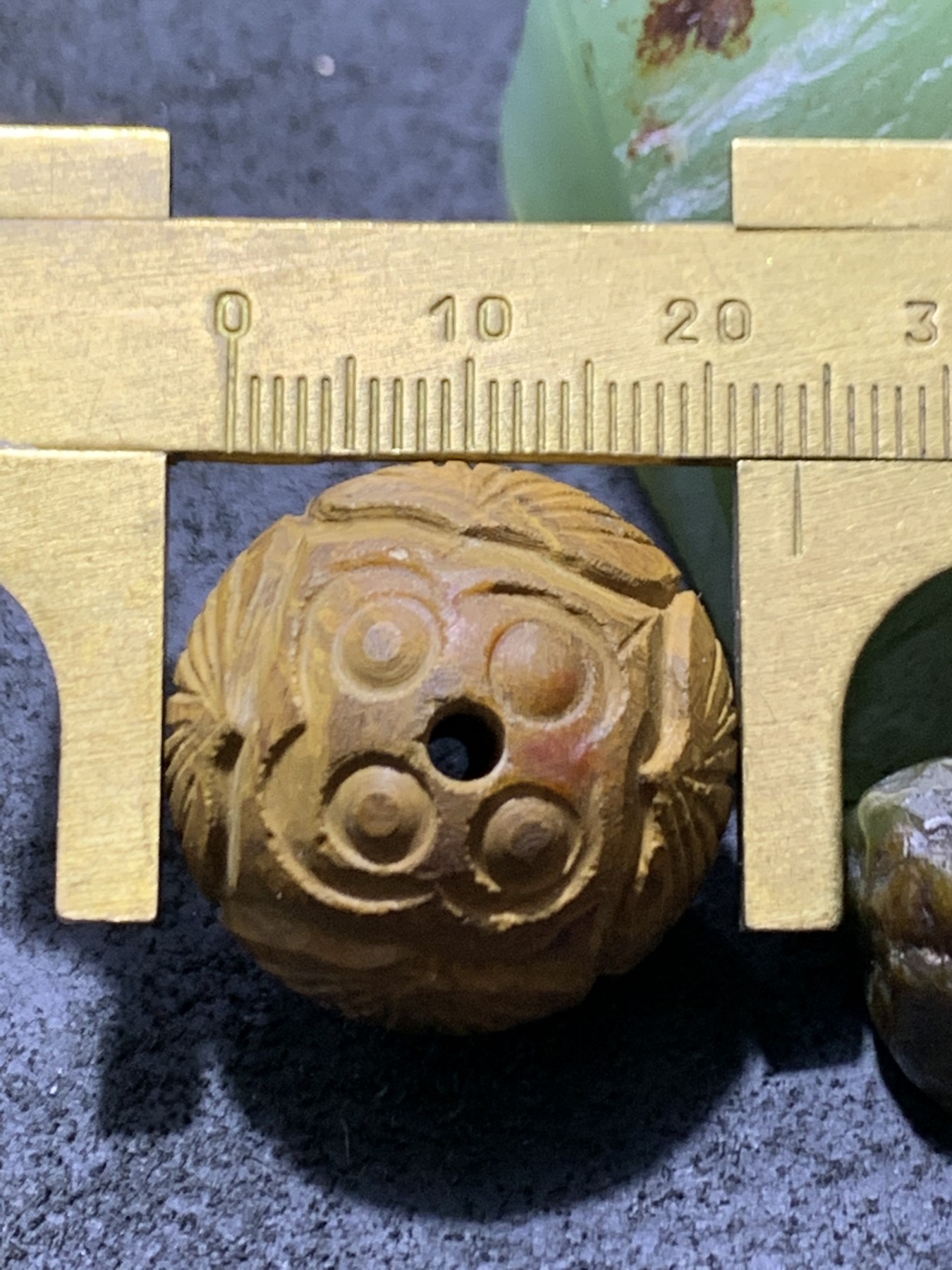 精美亚光罕见九眼页岩手工雕刻莲花珠一颗，