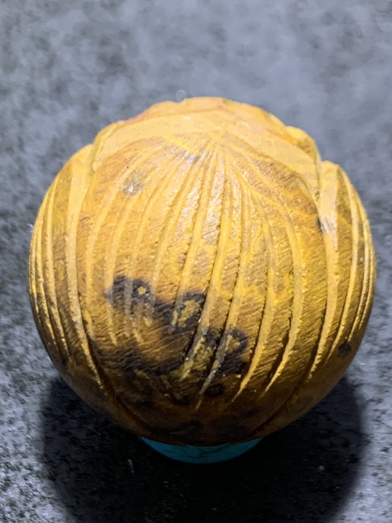 精美亚光罕见九眼页岩手工雕刻莲花珠一颗，