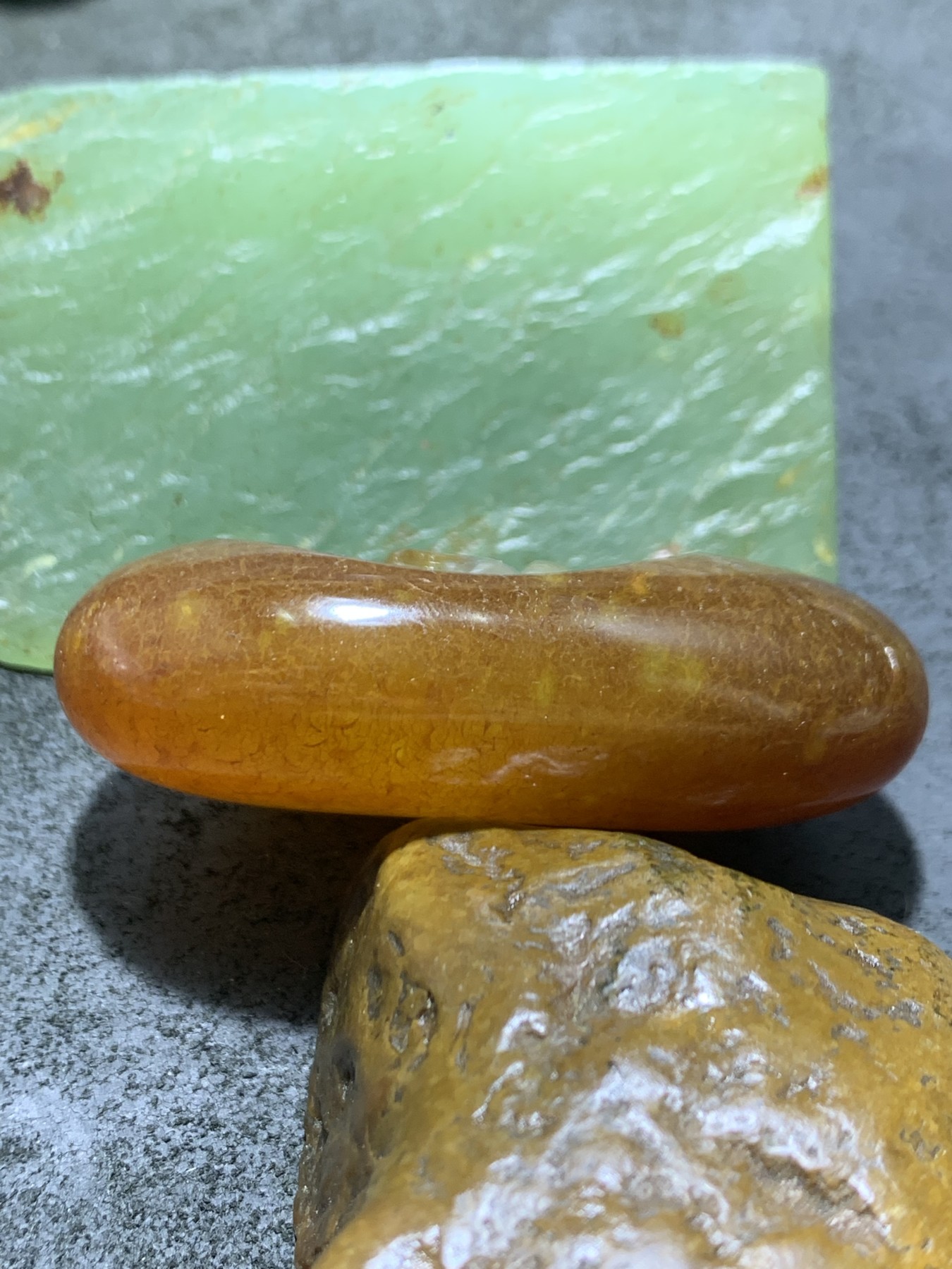 精美天然原皮马达加斯加玛瑙雕刻度母吊坠(把件)一个，