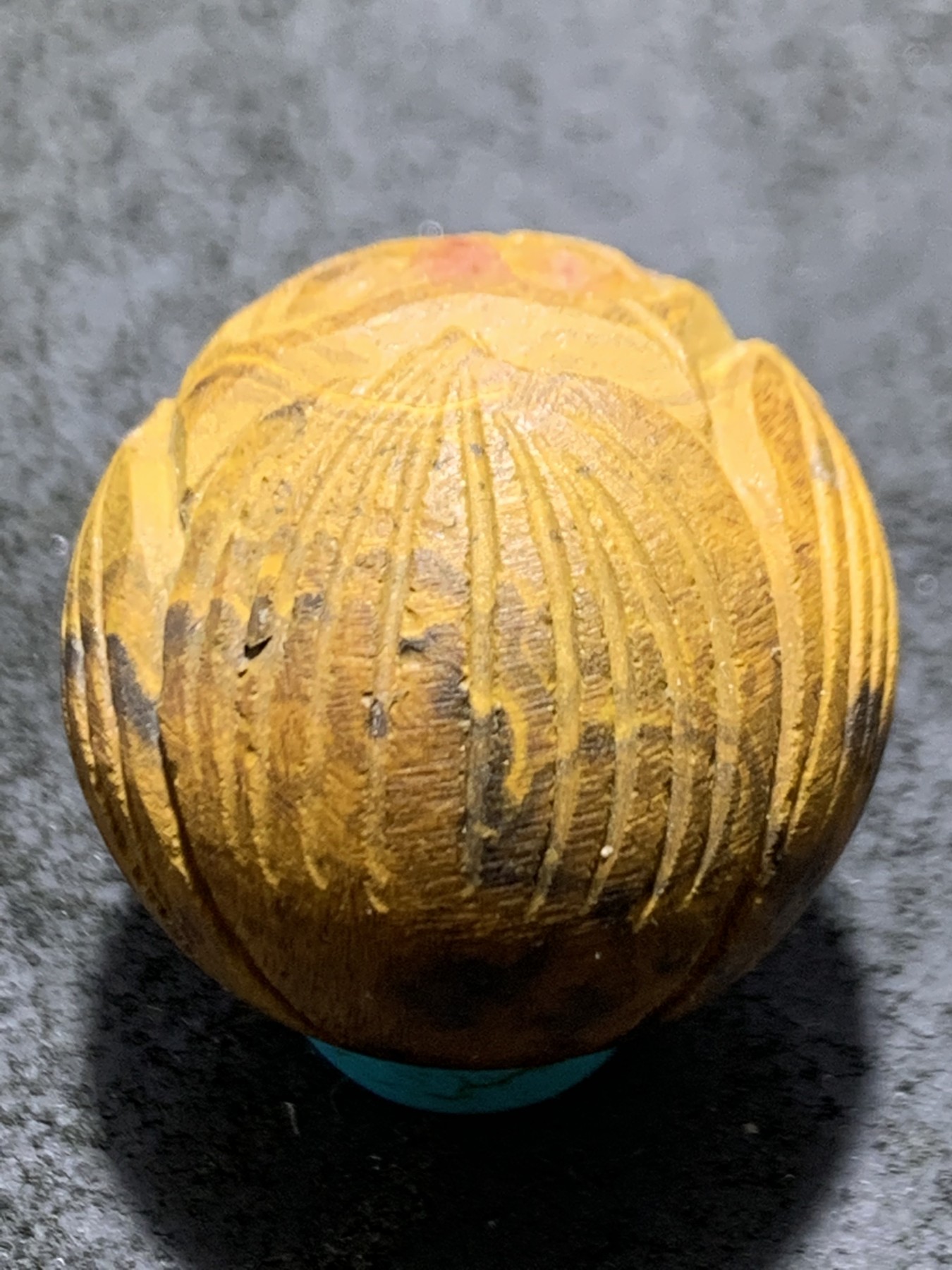 精美亚光罕见九眼页岩手工雕刻莲花珠一颗，