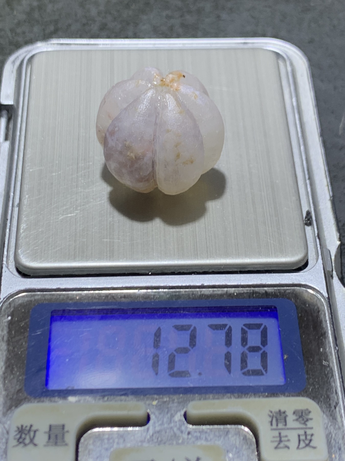 精美亚光满冰飘糖心料战国红玛瑙手工雕刻六瓣瓜珠一颗！
